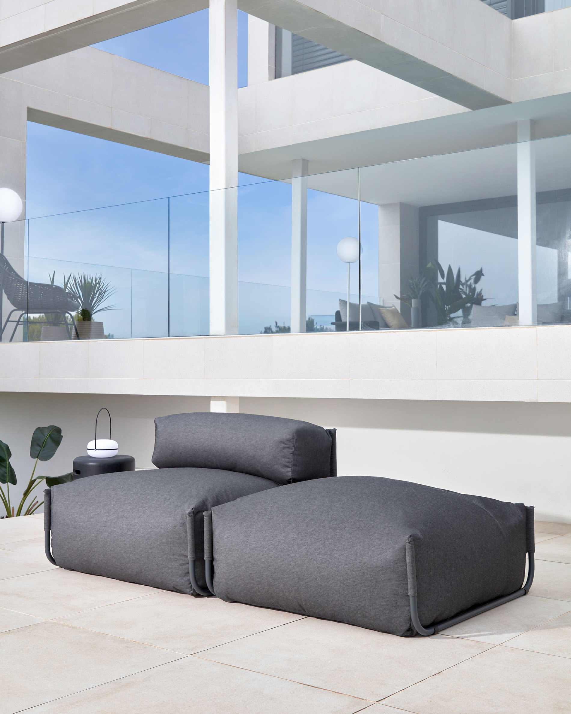 Die Tea Tischlampe von Kave Home vereint modernes Design und praktische Tragbarkeit, ideal für stilvolle Beleuchtung drinnen und draußen.