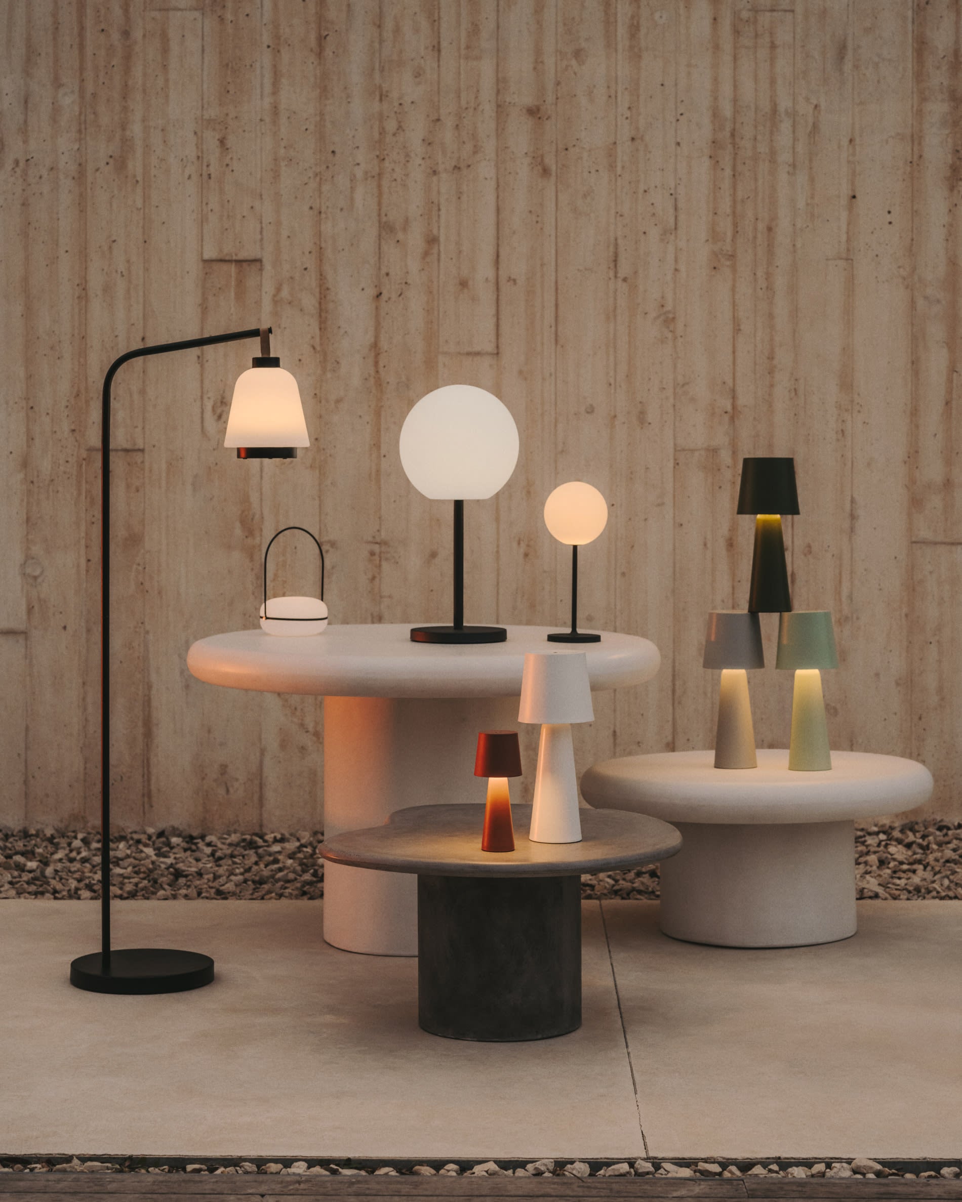 Die Tea Tischlampe von Kave Home vereint modernes Design und praktische Tragbarkeit, ideal für stilvolle Beleuchtung drinnen und draußen.