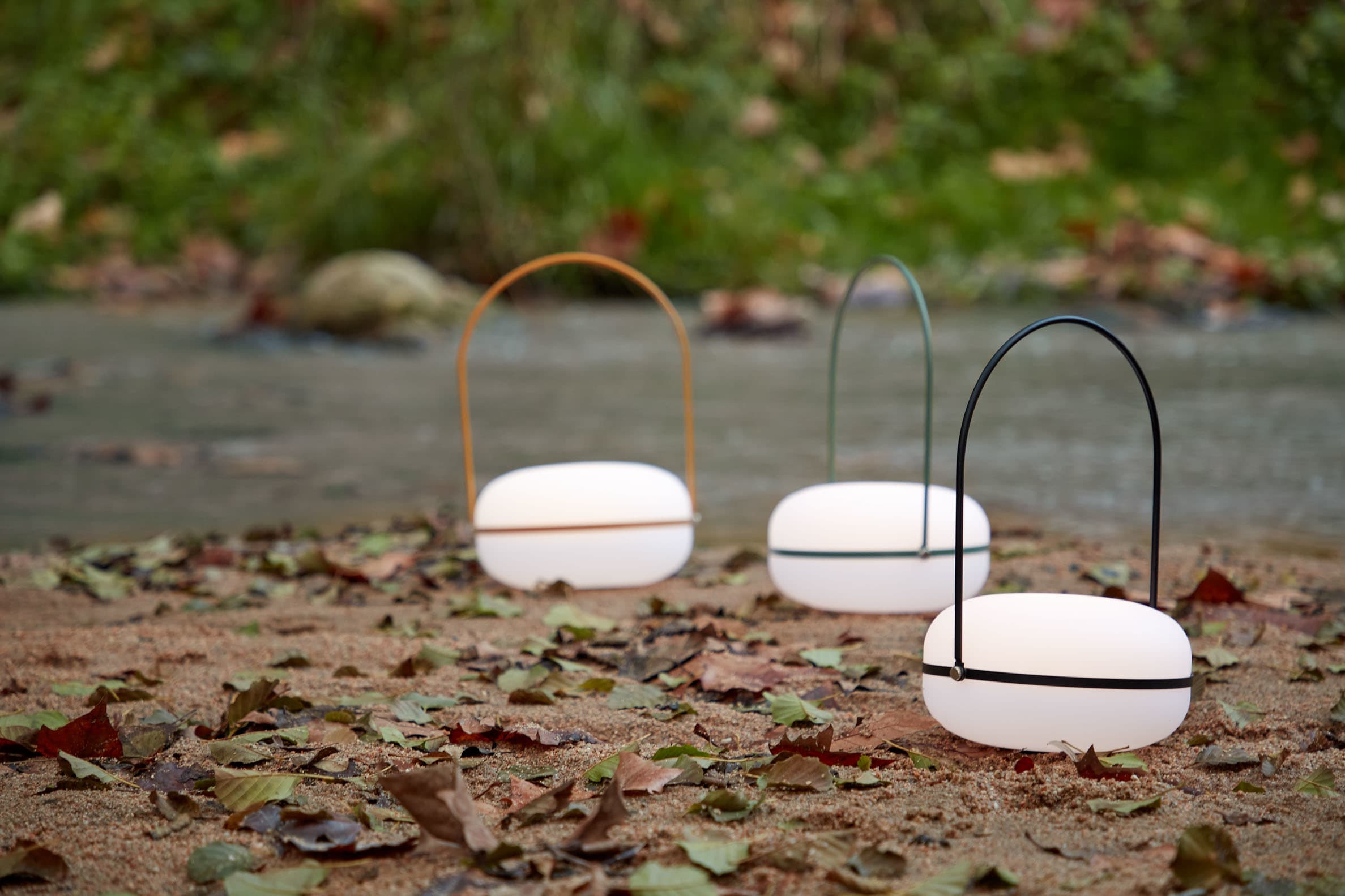 Die Tea Tischlampe von Kave Home: Elegantes, tragbares Design aus Polyethylen und Metall, kabellos für flexible Beleuchtung.