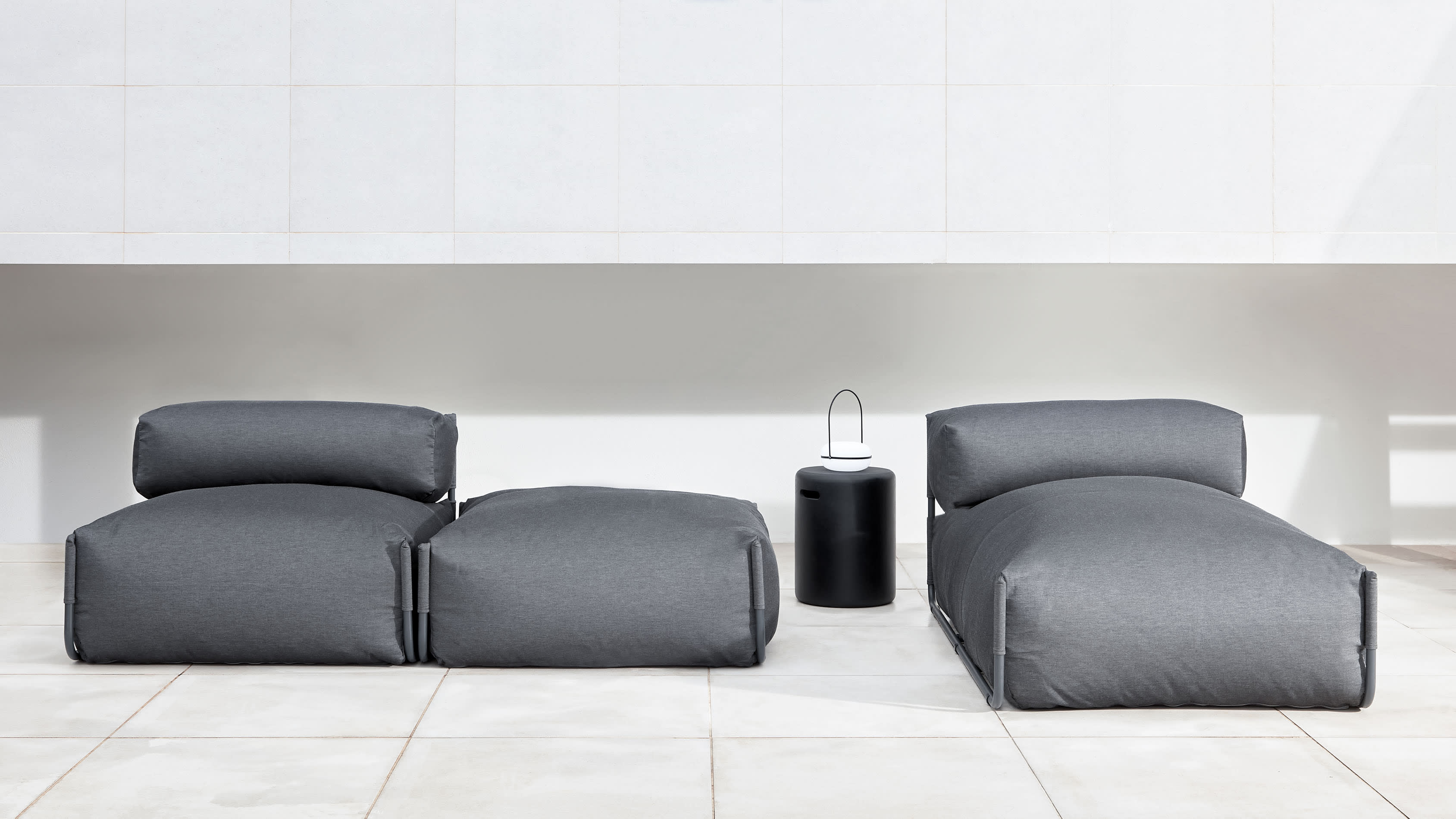 Die Tea Tischlampe von Kave Home vereint modernes Design mit praktischer Tragbarkeit und schafft eine einladende Atmosphäre in jedem Raum.