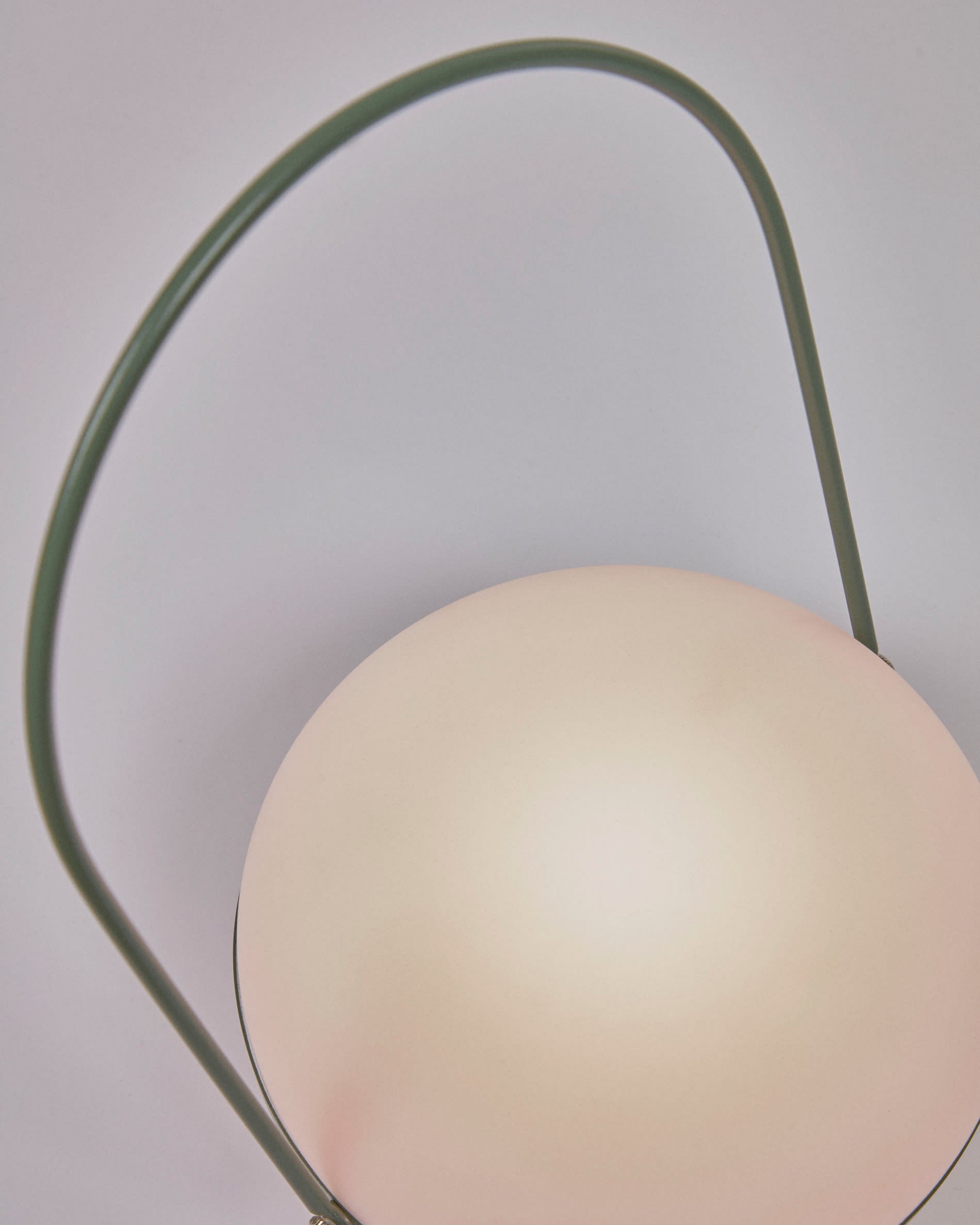 Die Tea Tischlampe von Kave Home besticht durch ihr modernes Design und die grüne Farbgebung. Ideal für Innen- und Außenbereiche, sorgt sie für stimmungsvolles Licht.
