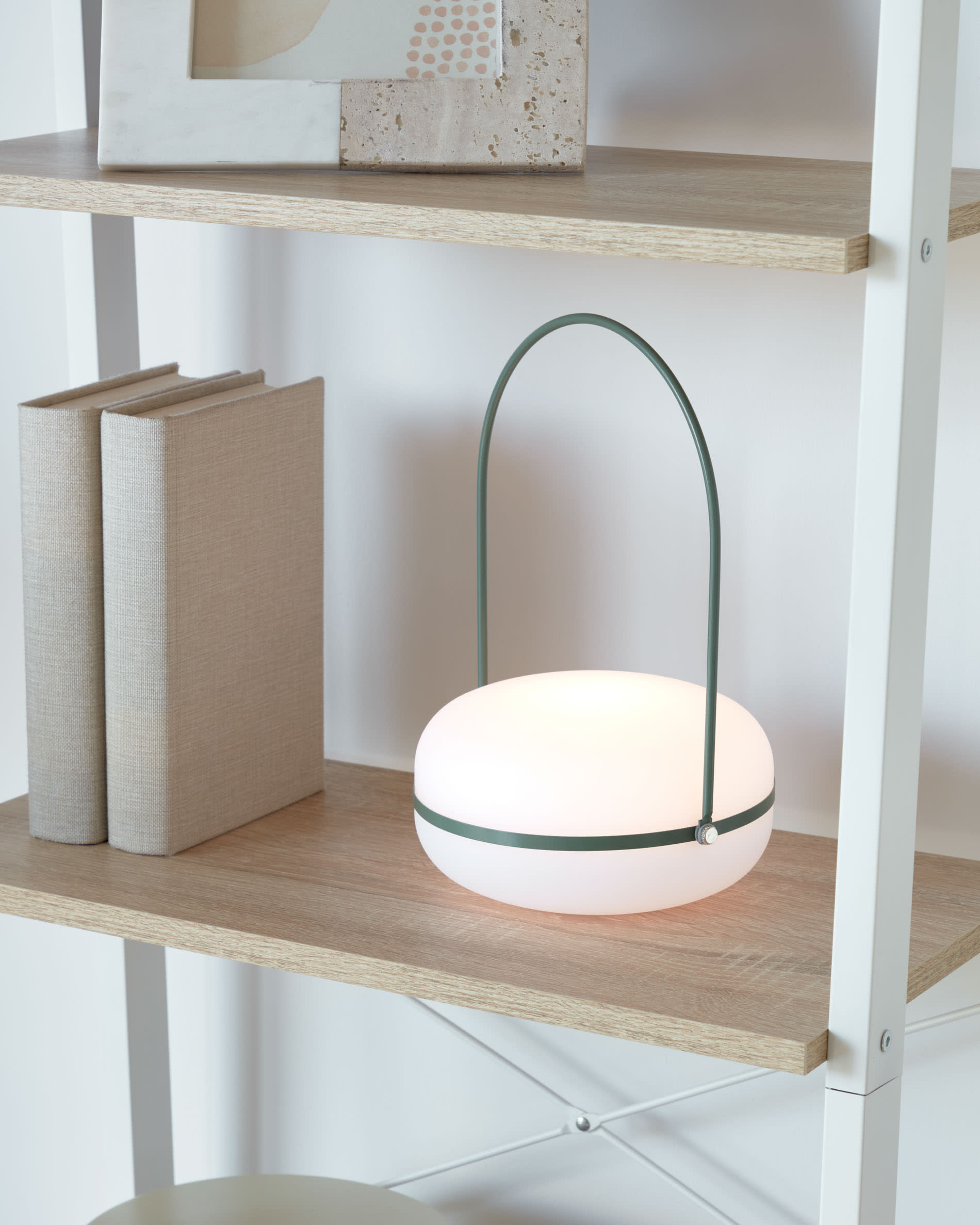 Die Tea Tischlampe von Kave Home vereint modernes Design mit Funktionalität: robustes Polyethylen, grünes Finish, kabellos und vielseitig.