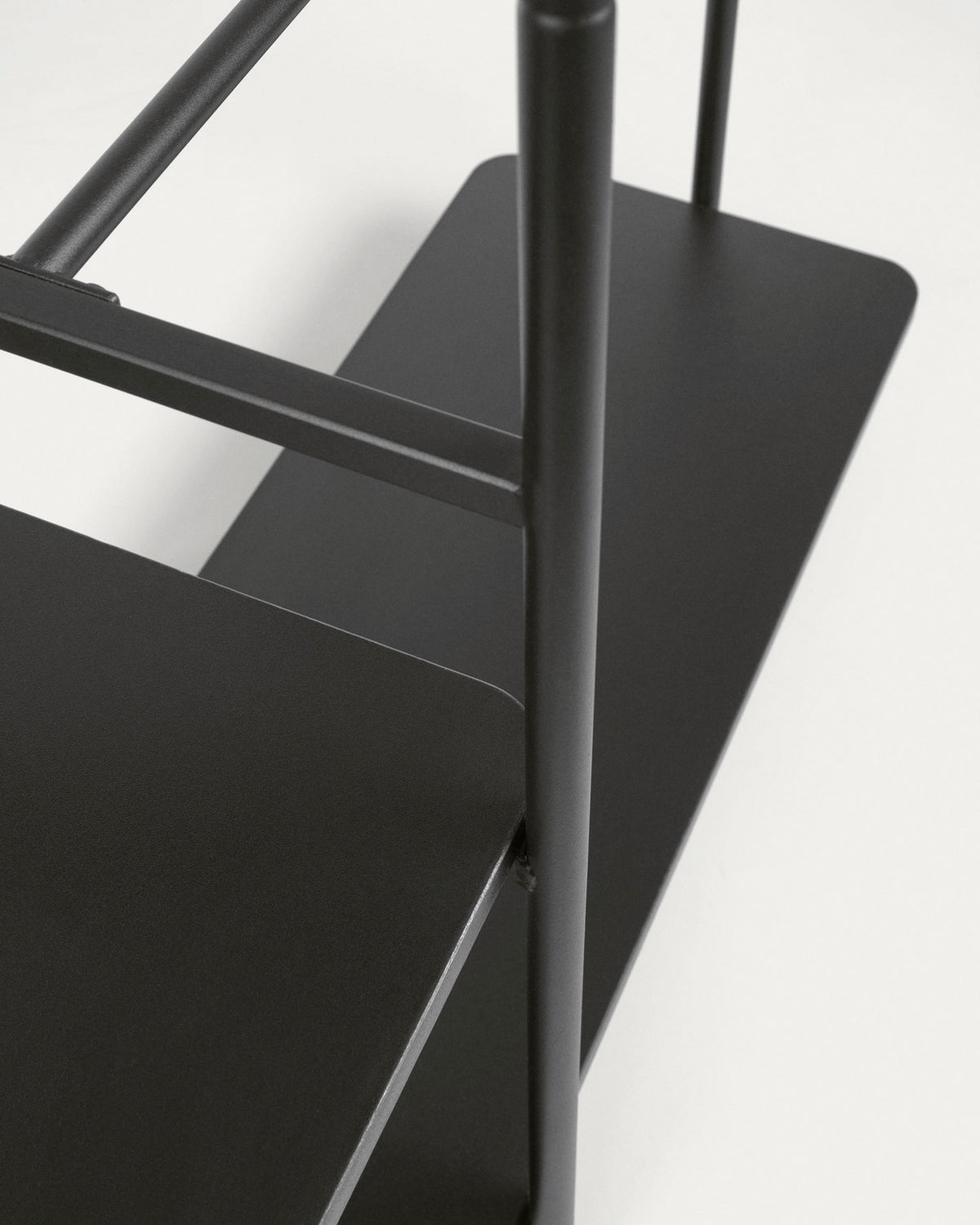 Galatia Wand-Kleiderständer mit Bank aus Melamin und Metall schwarzes Finish 100 x 150 cm in Schwarz präsentiert im Onlineshop von KAQTU Design AG. Garderobe ist von Kave Home