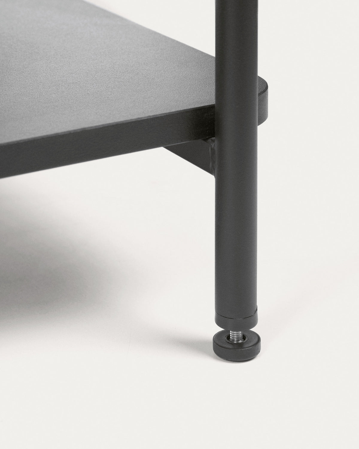 Galatia Wand-Kleiderständer mit Bank aus Melamin und Metall schwarzes Finish 100 x 150 cm in Schwarz präsentiert im Onlineshop von KAQTU Design AG. Garderobe ist von Kave Home