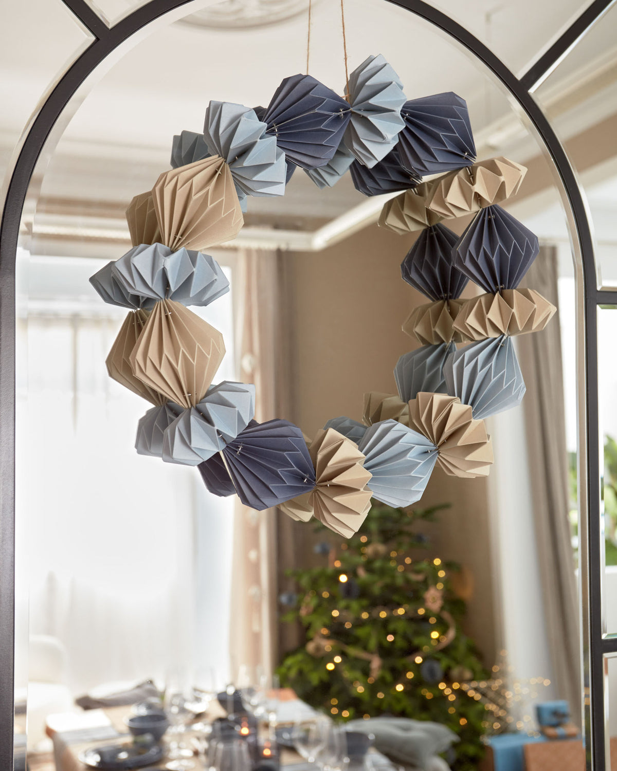 Willemina Adventskranz mehrfarbig in Blau präsentiert im Onlineshop von KAQTU Design AG. Weihnachtszubehör ist von Kave Home