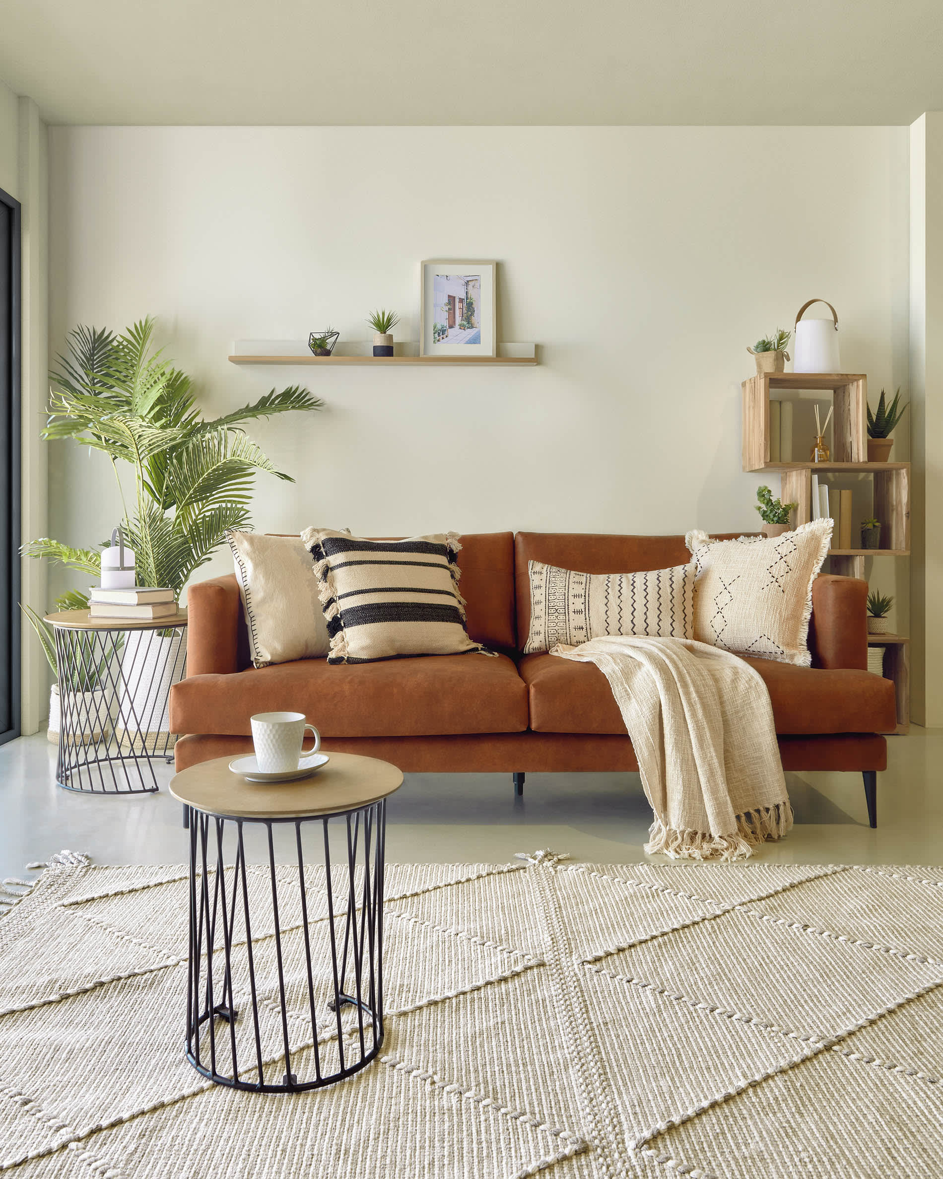 Die Ridley Tischleuchte in Grau von Kave Home kombiniert modernes Design mit Funktionalität, ideal für stilvolle und moderne Wohnräume.