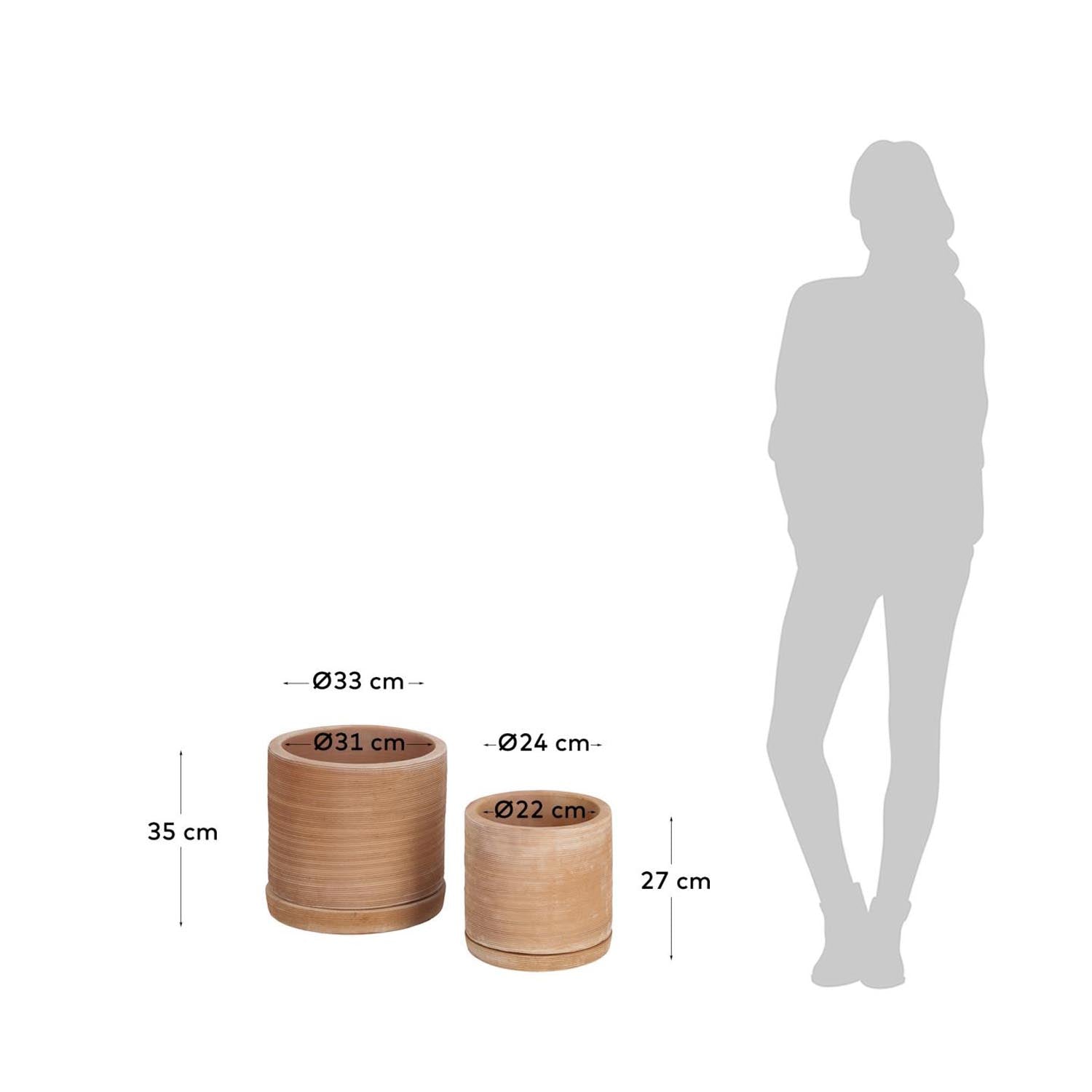 Entdecke das Karlina Set von Kave Home: 2 stilvolle Terrakotta-Töpfe (Ø 33 cm & 24 cm) mit passenden Tellern für deine Pflanzen.
