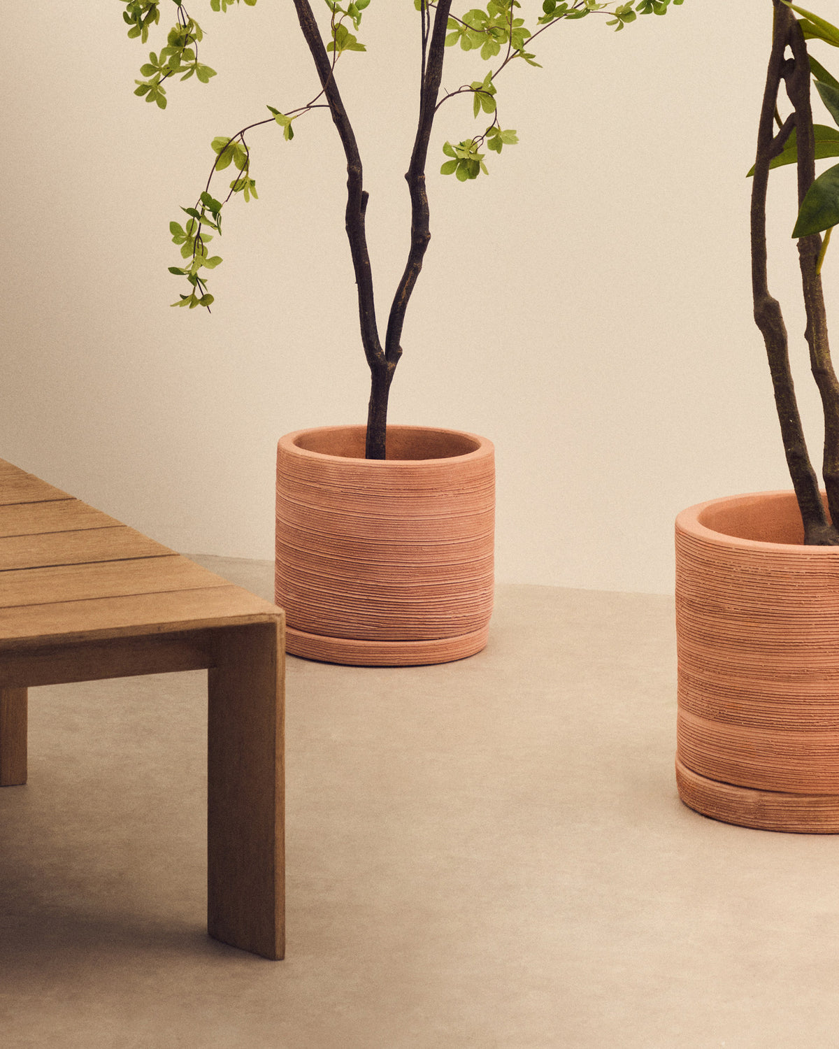 Karlina Set aus 2 Töpfen mit Teller aus Terrakotta Ø 33 cm / Ø 24 cm in Natur präsentiert im Onlineshop von KAQTU Design AG. Teller ist von Kave Home