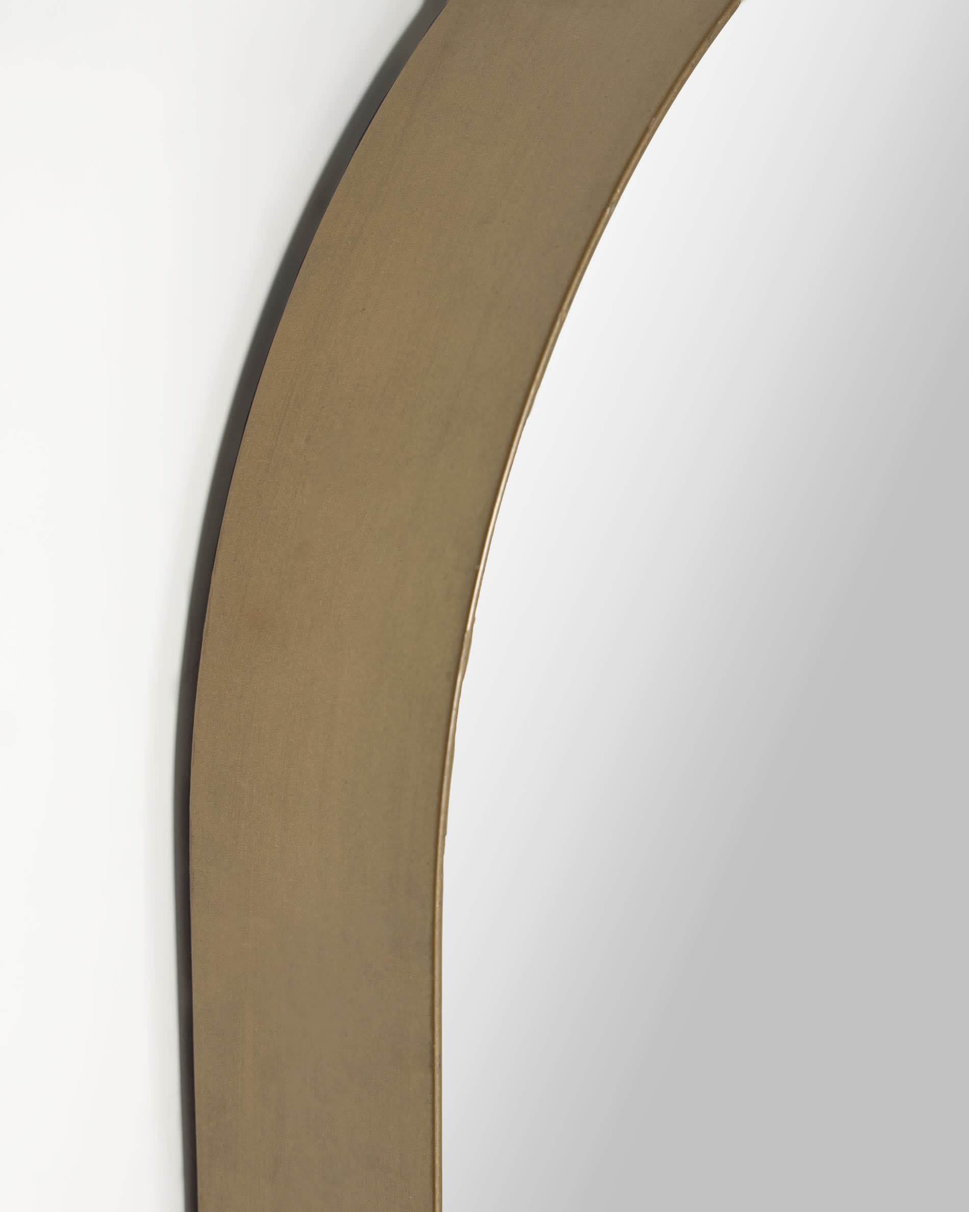 Eleganter Tiare Wandspiegel von Kave Home, 31x101 cm, mit goldfarbenem Metallrahmen – ideal für moderne und stilvolle Inneneinrichtungen.