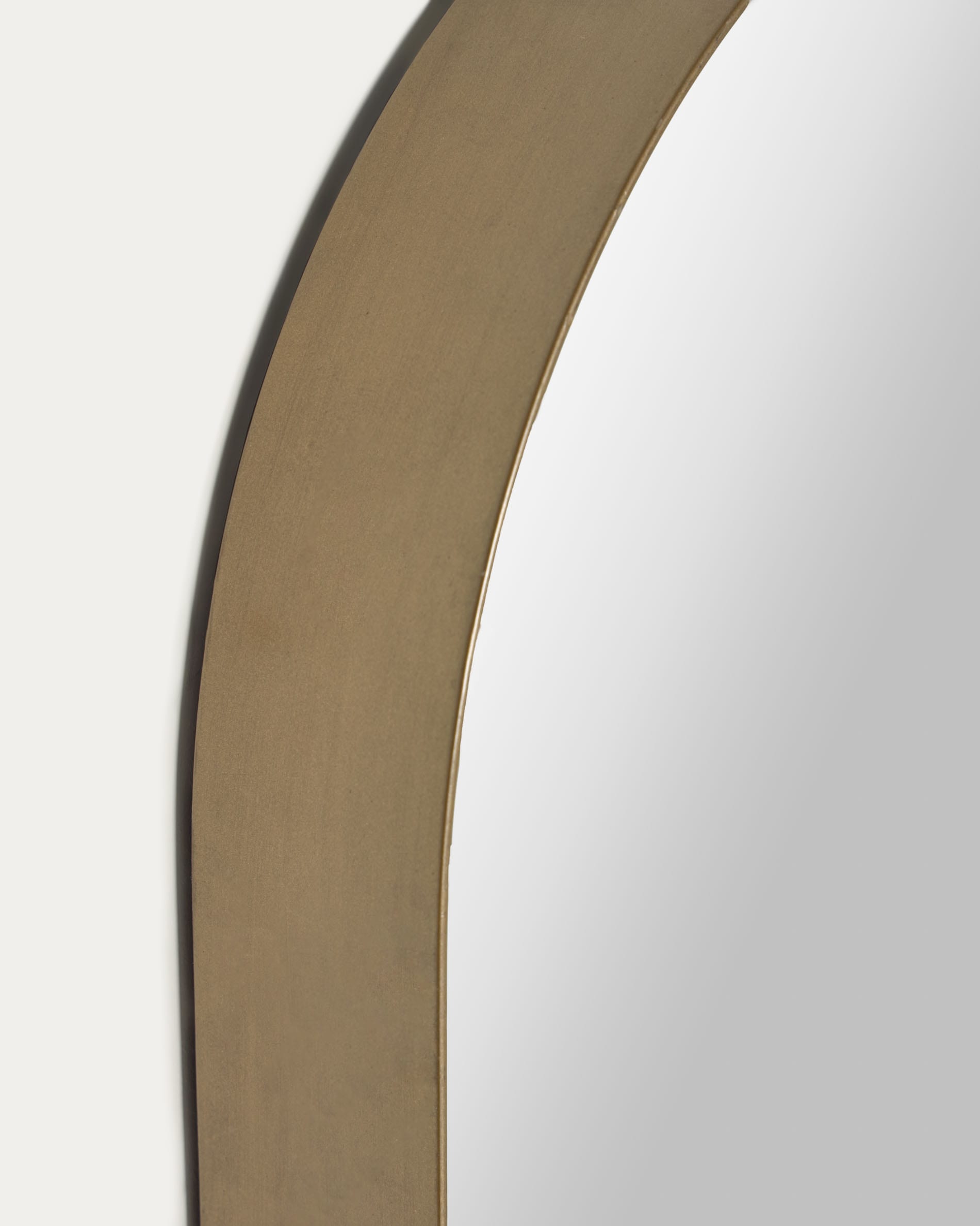Stilvoller Tiare Wandspiegel aus goldfarbenem Metall, 31 x 61,5 cm, von Kave Home – perfekt für moderne und elegante Raumgestaltung.