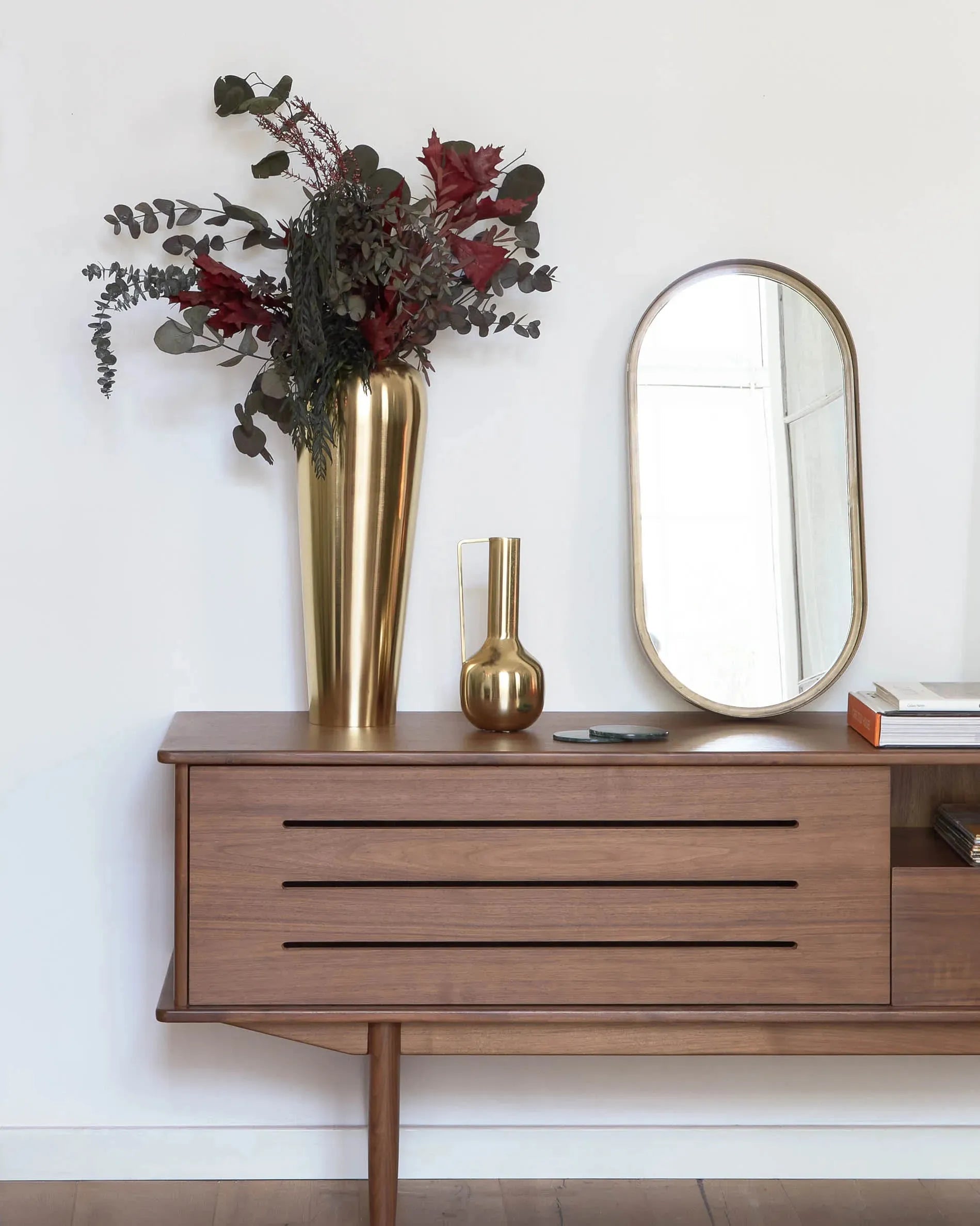 Eleganter Tiare Wandspiegel aus goldfarbenem Metall, 31 x 61,5 cm, von Kave Home – stilvolles Design für moderne Wohnräume.