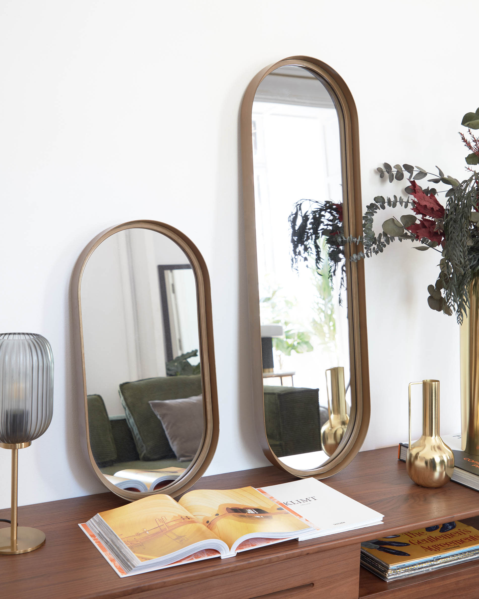 Stilvoller Tiare Wandspiegel aus goldfarbenem Metall, 31 x 61,5 cm, von Kave Home – perfekt für moderne und elegante Raumgestaltung.