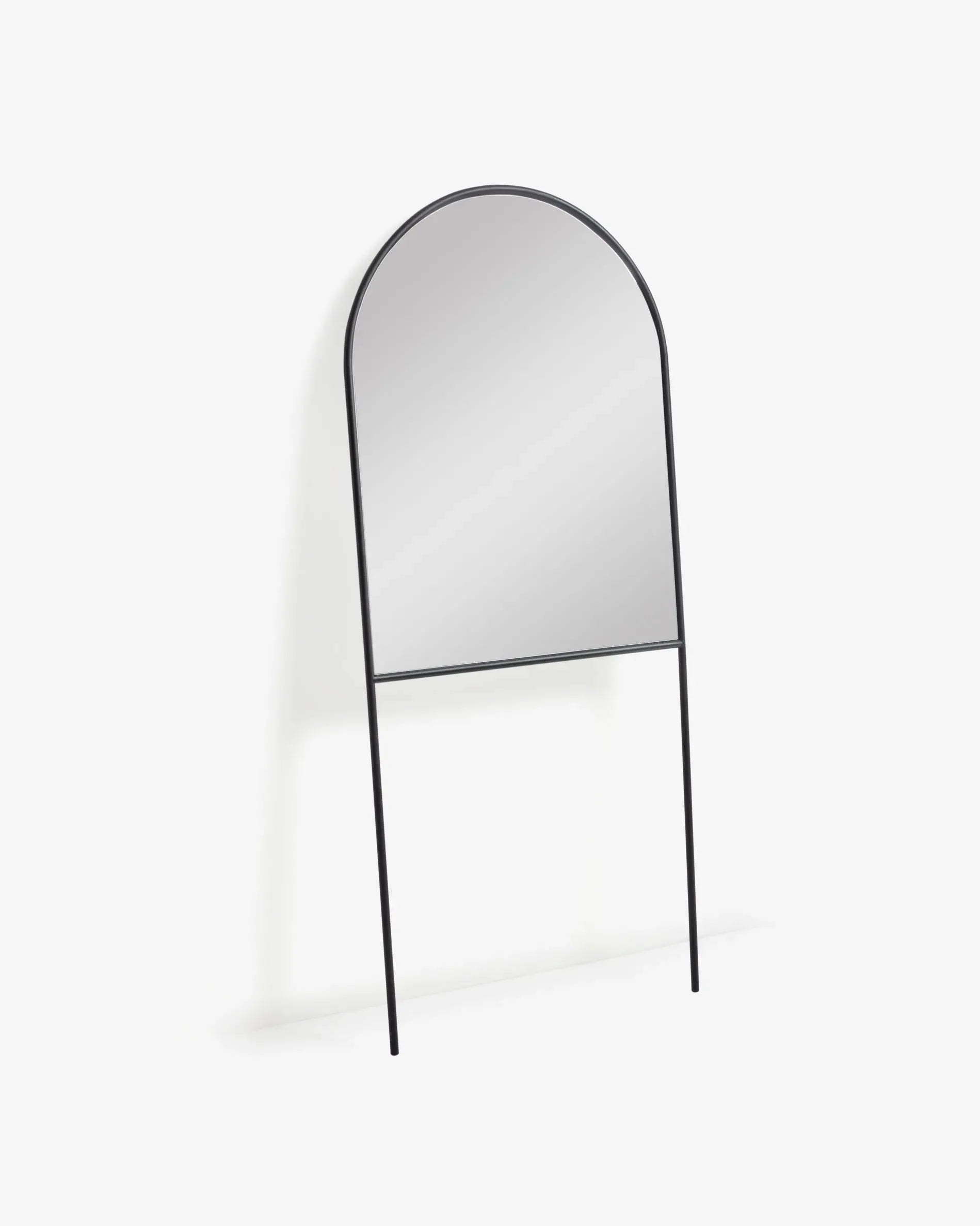 Moderner schwarzer Metall-Ganzkörperspiegel 70x161 cm von Kave Home, ideal für elegante und zeitgemäße Wohnräume.