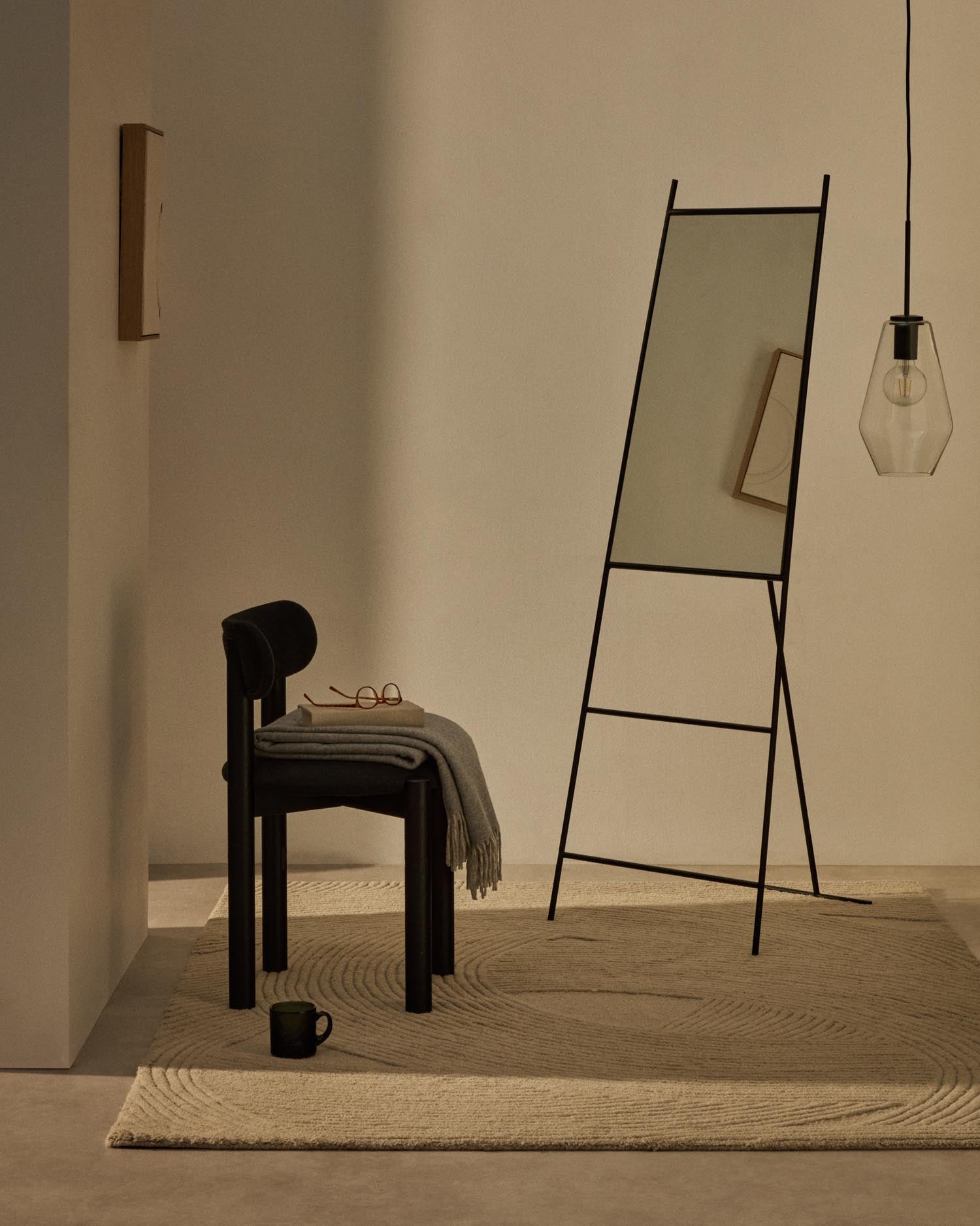 Eleganter Norland Spiegel mit schwarzem Metallrahmen, 55x166 cm, ideal für moderne Räume, von Kave Home.