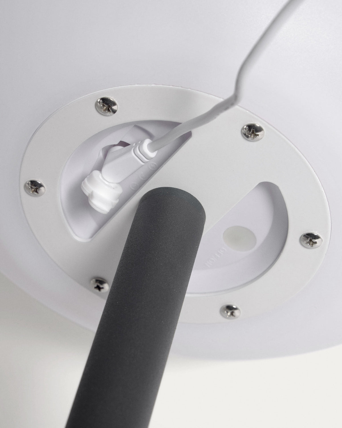 Dinesh Tischlampe aus schwarzem Stahl in Schwarz präsentiert im Onlineshop von KAQTU Design AG. Outdoor Tischleuchte ist von Kave Home