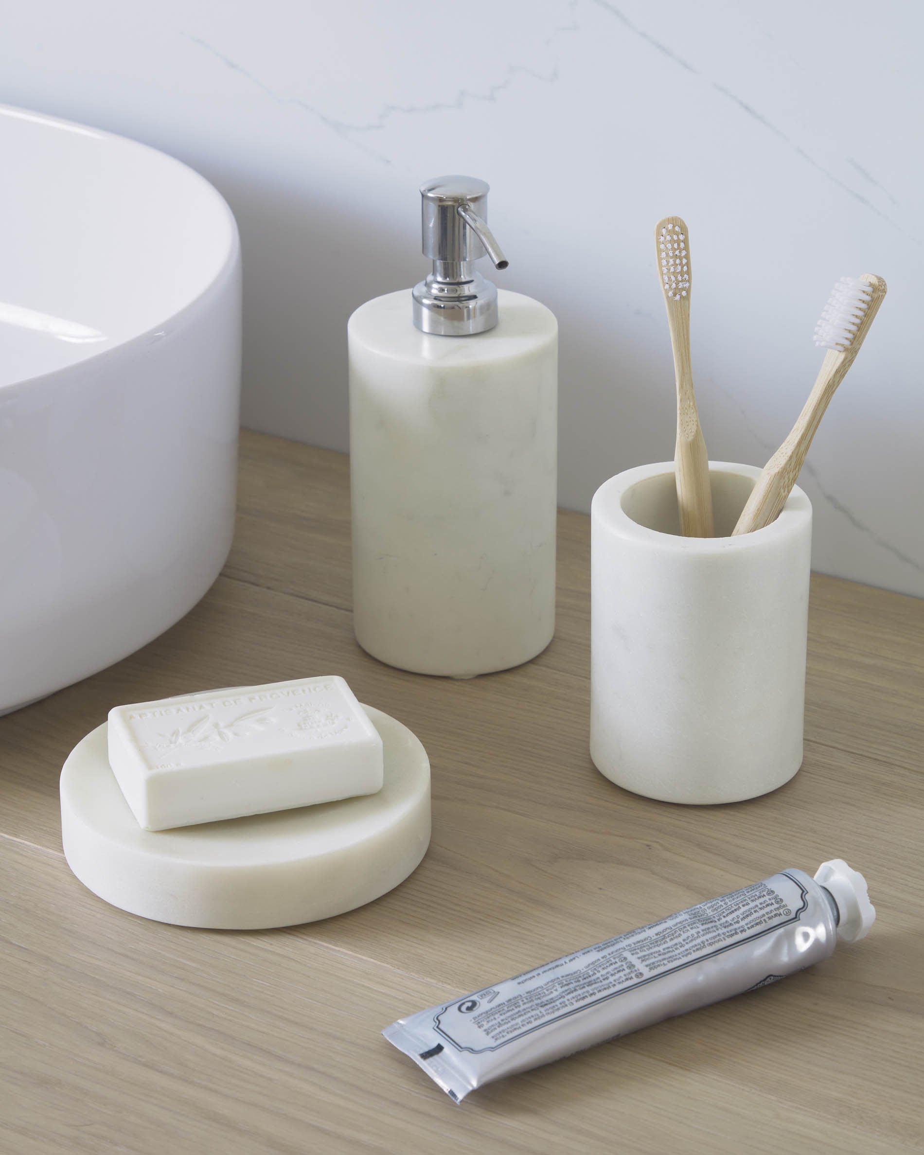 Elenei Seifenspender aus Marmor in Weiss präsentiert im Onlineshop von KAQTU Design AG. Badzubehör ist von Kave Home