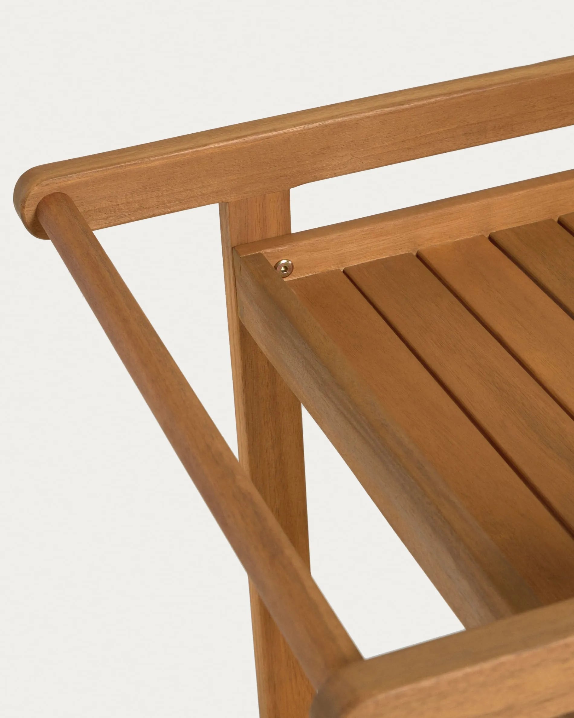 Felisa Serviertisch aus FSC-zertifiziertem Akazienholz, 55x73 cm, perfekt für den Außenbereich, von Kave Home.
