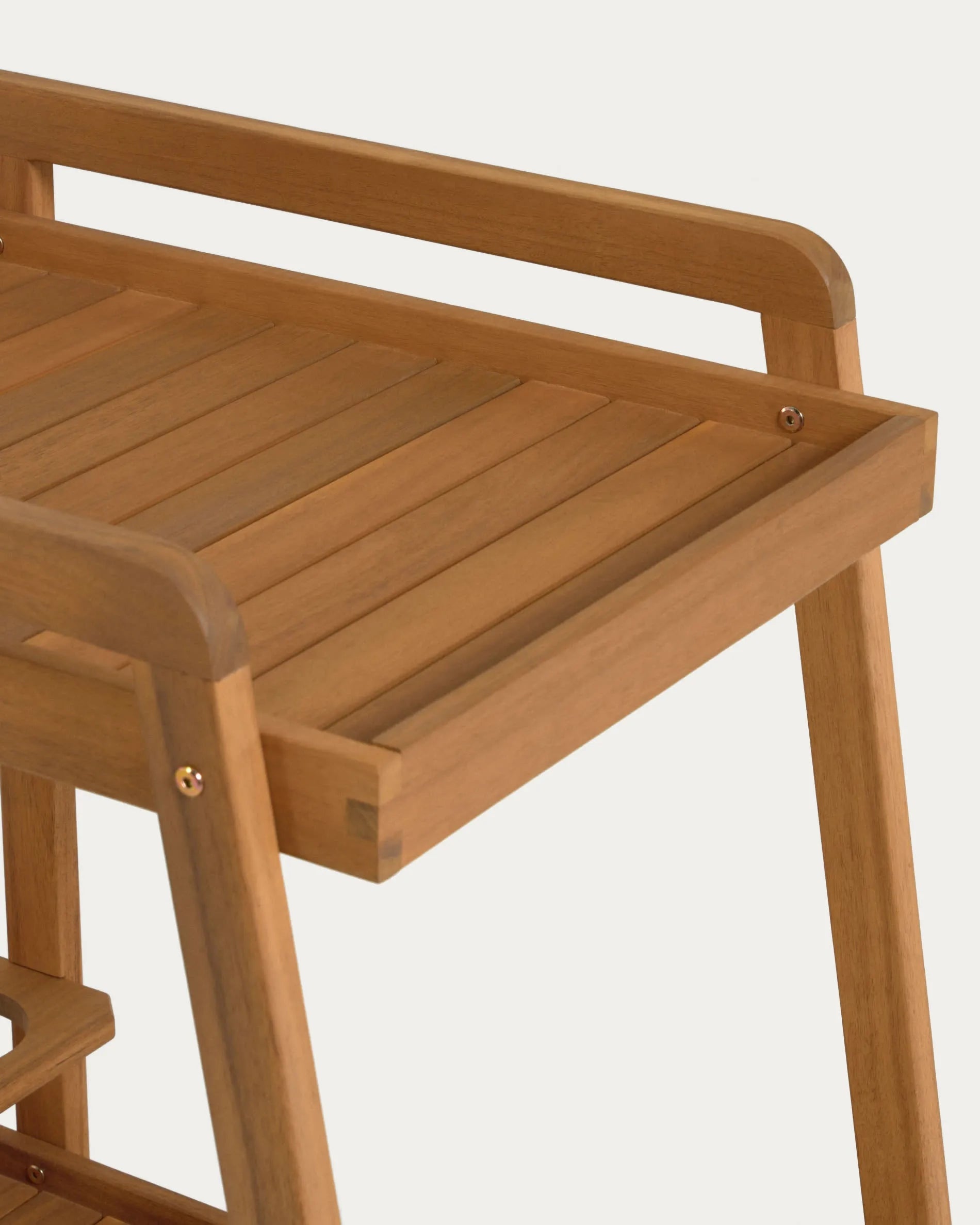 Felisa Outdoor Serviertisch aus Akazienholz, 55x73 cm, FSC-zertifiziert, ideal für Garten oder Terrasse, von Kave Home.