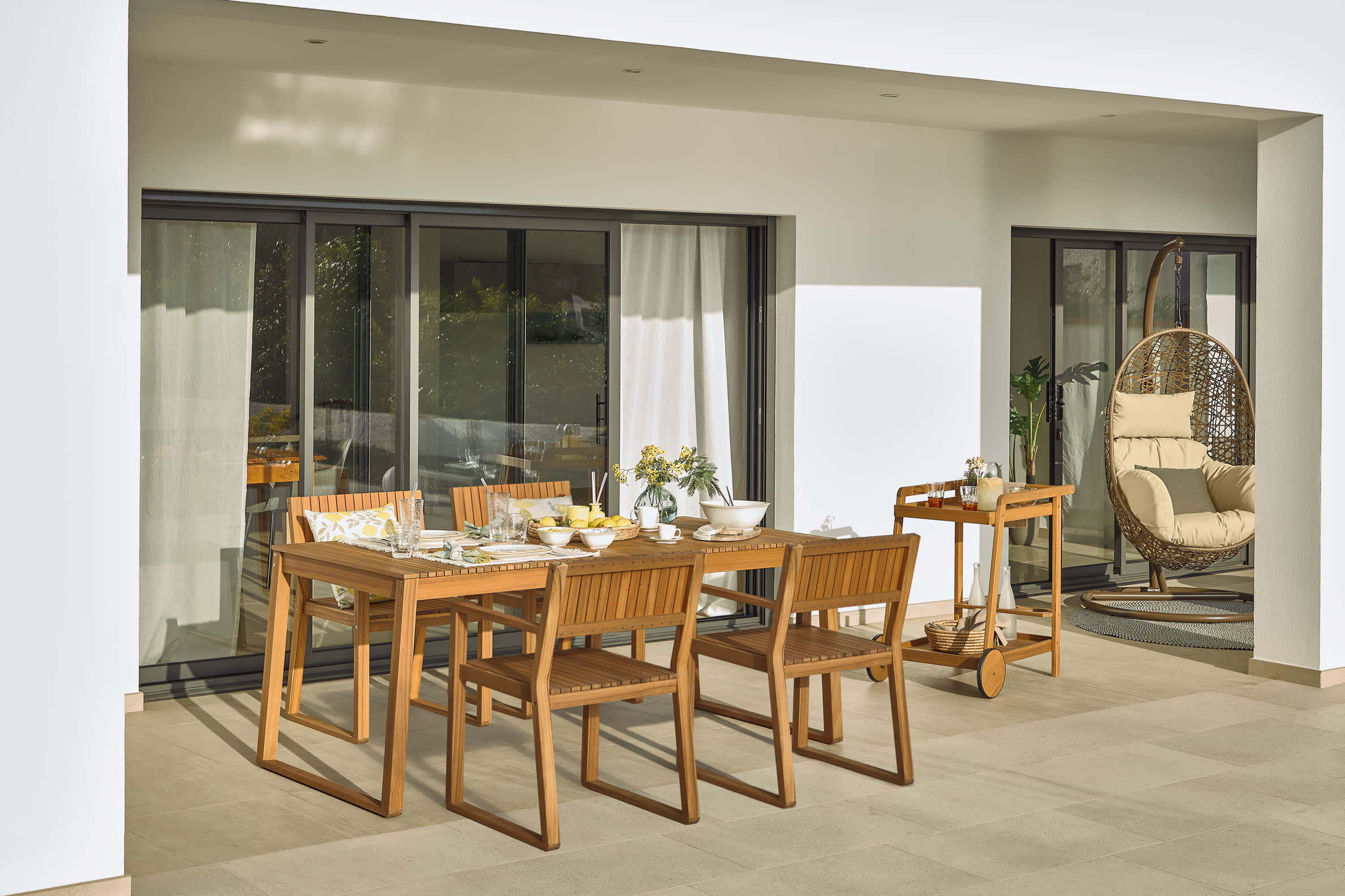 Eleganter Serviertisch aus Akazienholz, mobil dank Rädern, ideal für stilvolles Outdoor-Dining. FSC-zertifiziert, umweltfreundlich.