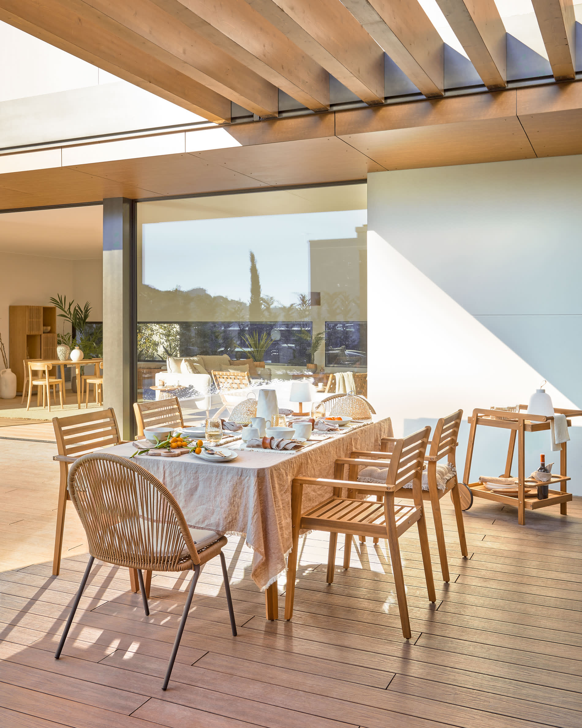 Felisa Outdoor Serviertisch aus Akazienholz, 55x73 cm, FSC-zertifiziert, ideal für Garten oder Terrasse, von Kave Home.