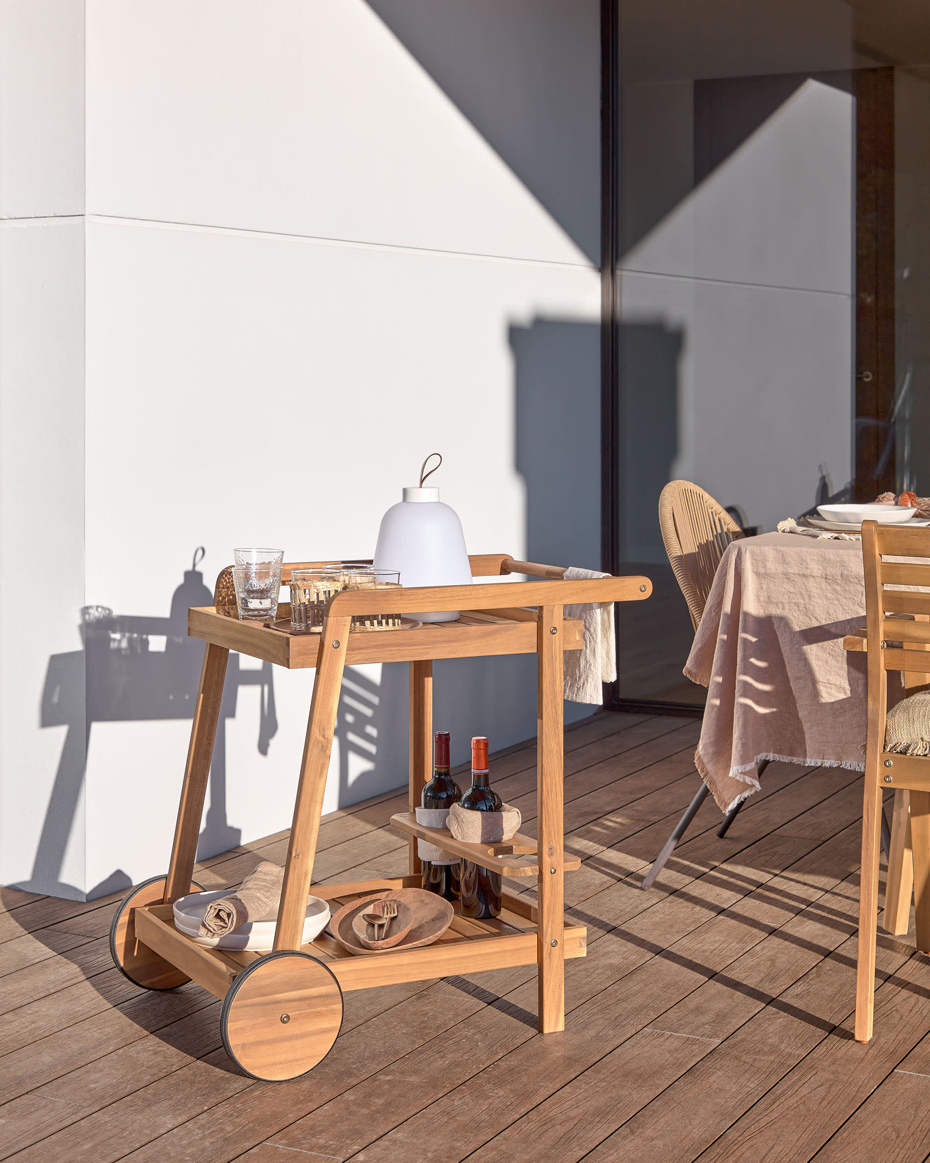 Eleganter Serviertisch aus Akazienholz, mobil dank Rädern, ideal für stilvolles Outdoor-Dining. FSC-zertifiziert, umweltfreundlich.