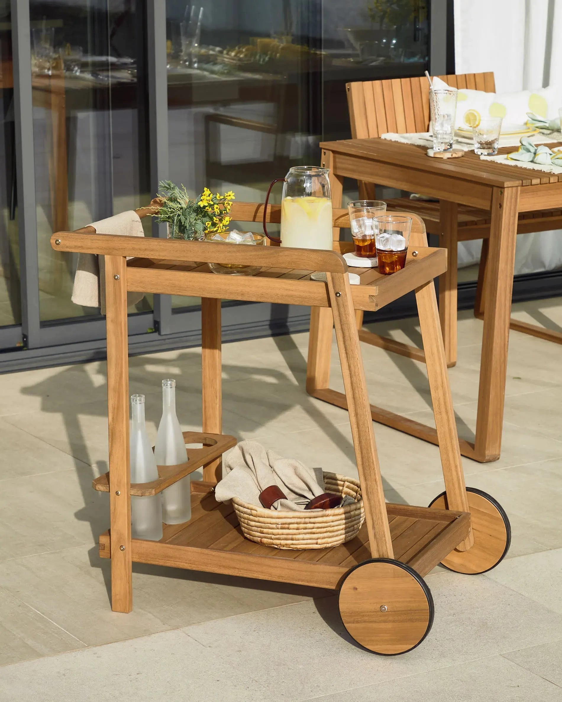 Felisa Outdoor-Serviertisch aus 100% FSC-zertifiziertem Akazienholz, 55x73 cm, ideal für Garten und Terrasse, von Kave Home.