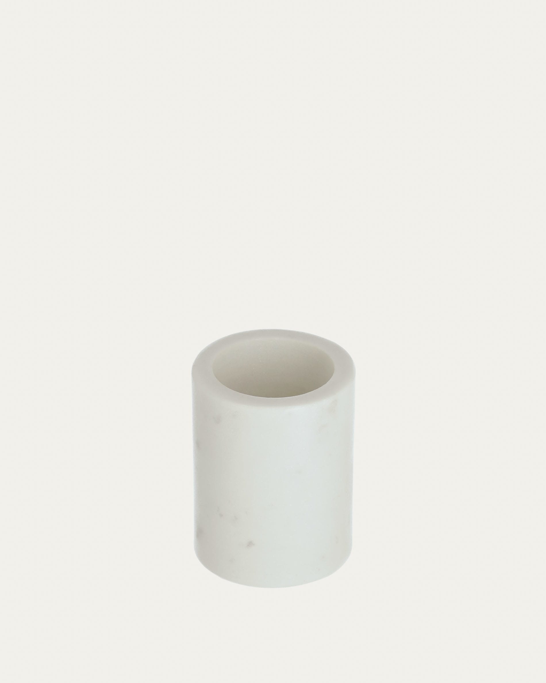 Elenei Zahnbürstenhalter aus Marmor in Weiss präsentiert im Onlineshop von KAQTU Design AG. Badzubehör ist von Kave Home