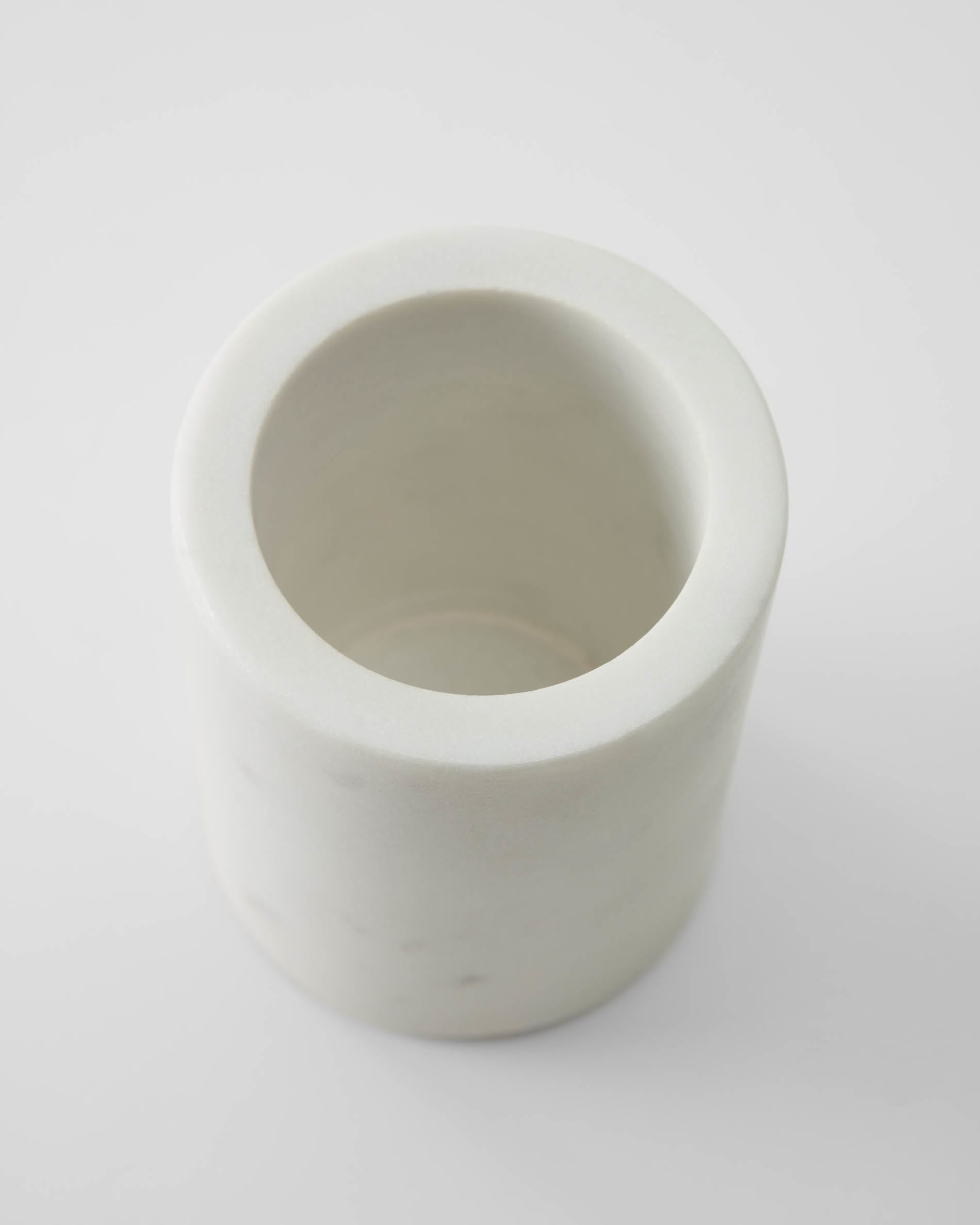 Elenei Zahnbürstenhalter aus Marmor in Weiss präsentiert im Onlineshop von KAQTU Design AG. Badzubehör ist von Kave Home
