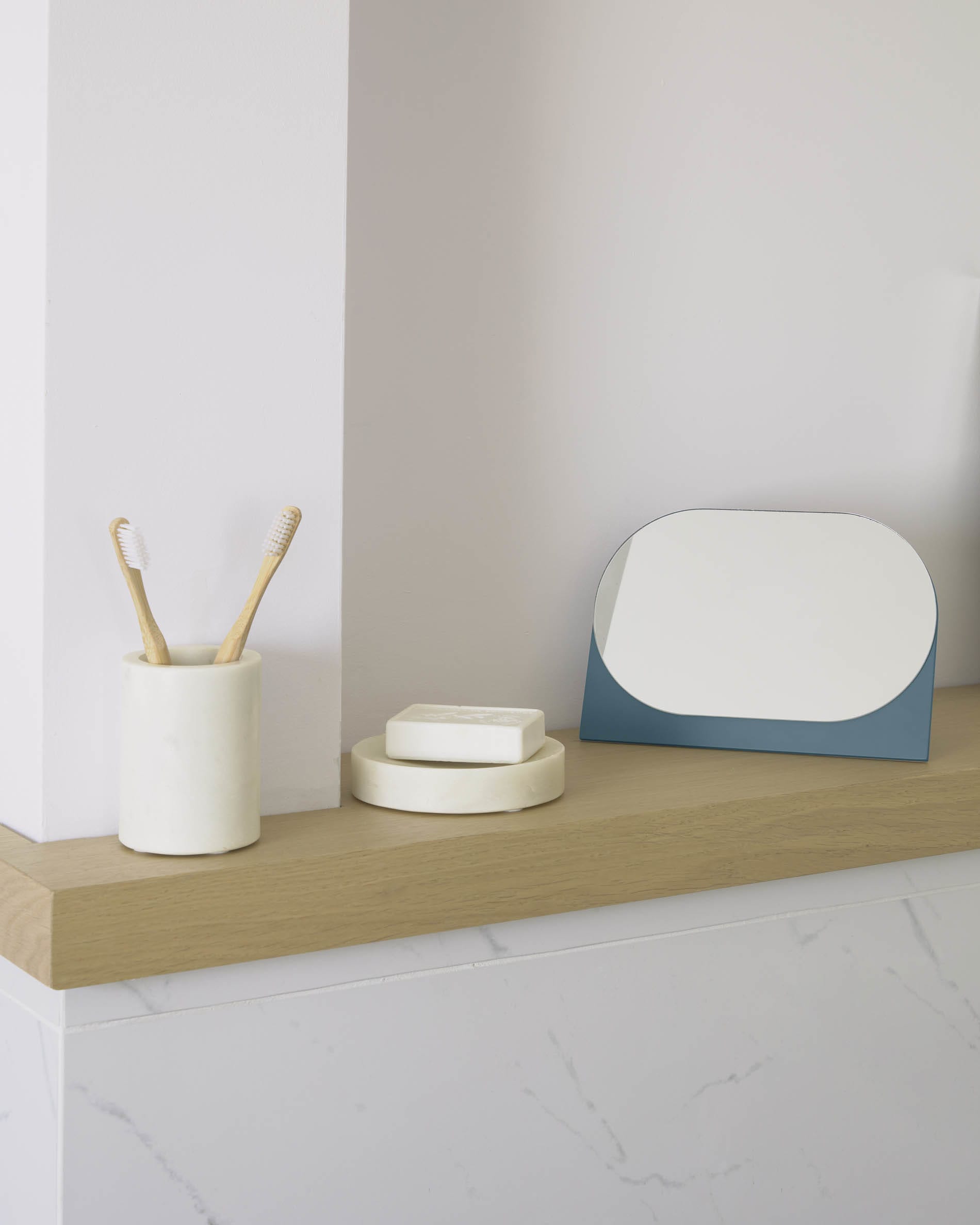 Elenei Zahnbürstenhalter aus Marmor in Weiss präsentiert im Onlineshop von KAQTU Design AG. Badzubehör ist von Kave Home