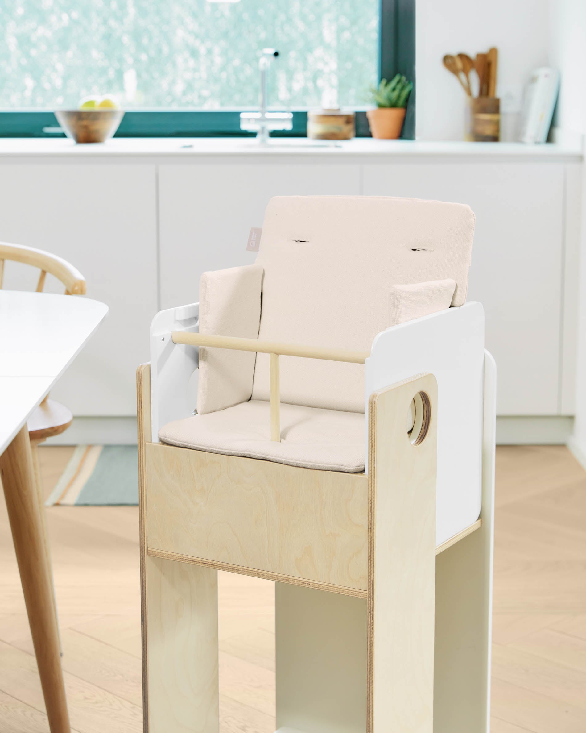 Entdecken Sie das Nuun Hochstuhl Kissen von Kave Home: 100% Bio-Baumwolle, GOTS-zertifiziert, für höchsten Komfort und Sicherheit. Pflegeleicht und stilvoll!