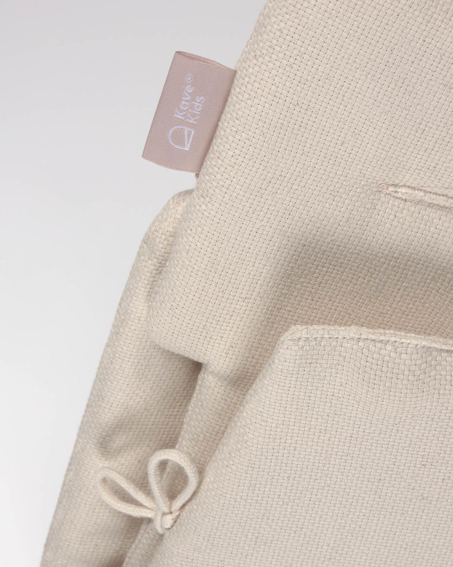 Nuun Hochstuhl Kissen von Kave Home: 100% Bio-Baumwolle (GOTS), stilvoll, bequem und wasserabweisend für eine sichere Kindersitzgelegenheit.