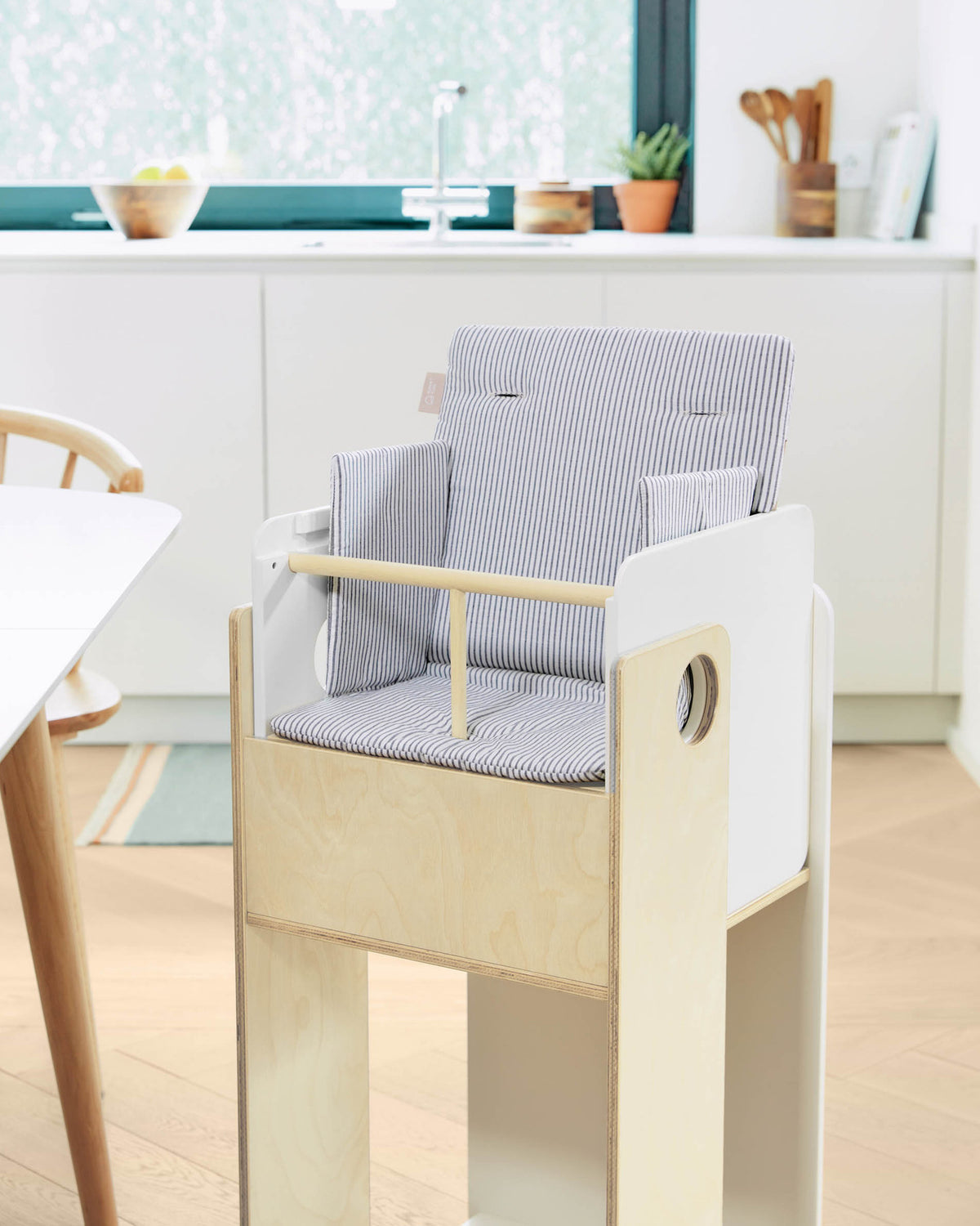 Nuun Hochstuhl Kissen, 100% Bio-Baumwolle (GOTS), blaue Streifen in Blau präsentiert im Onlineshop von KAQTU Design AG. Stuhl ist von Kave Home