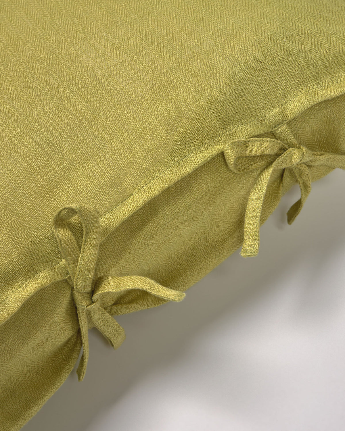 Tazu Kissenbezug 100% Leinen in grün 45 x 45 cm in Grün präsentiert im Onlineshop von KAQTU Design AG. Deko Kissenbezug ist von Kave Home