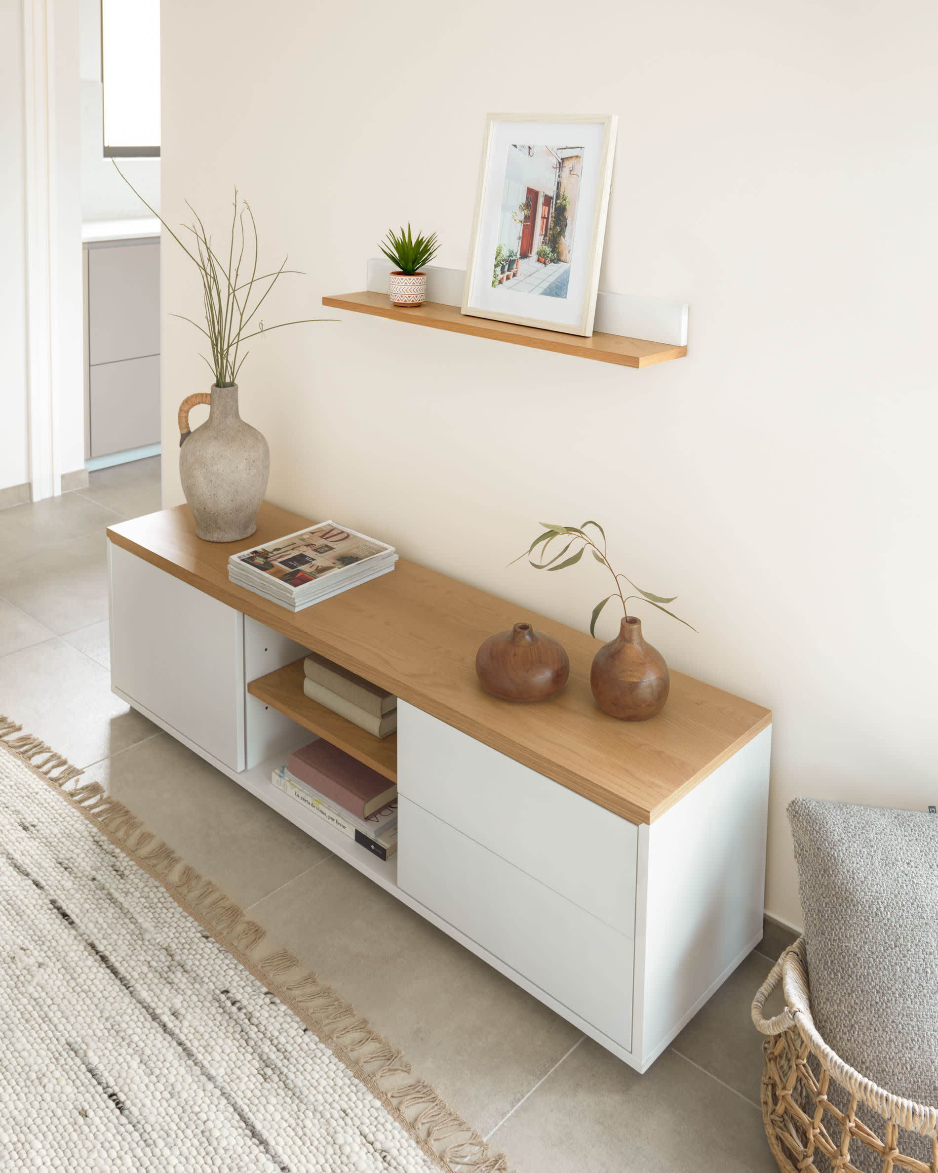 Abilen Wandregal, 80x15 cm, aus weiss lackiertem Eichenfurnier, FSC-zertifiziert, von Kave Home – stilvoll und nachhaltig.