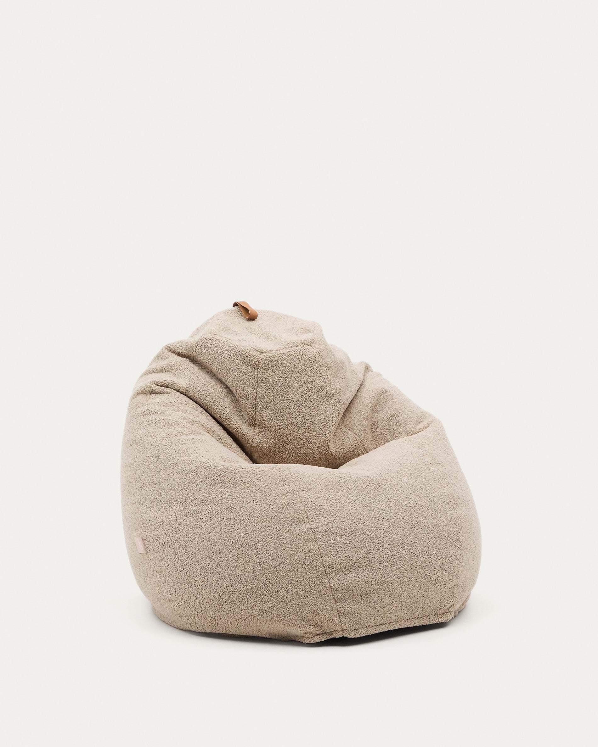 Gemütlicher Sitzsack Vicka in Bouclé beige, Ø 70 cm, von Kave Home. Perfekt für stilvolle und bequeme Entspannung.