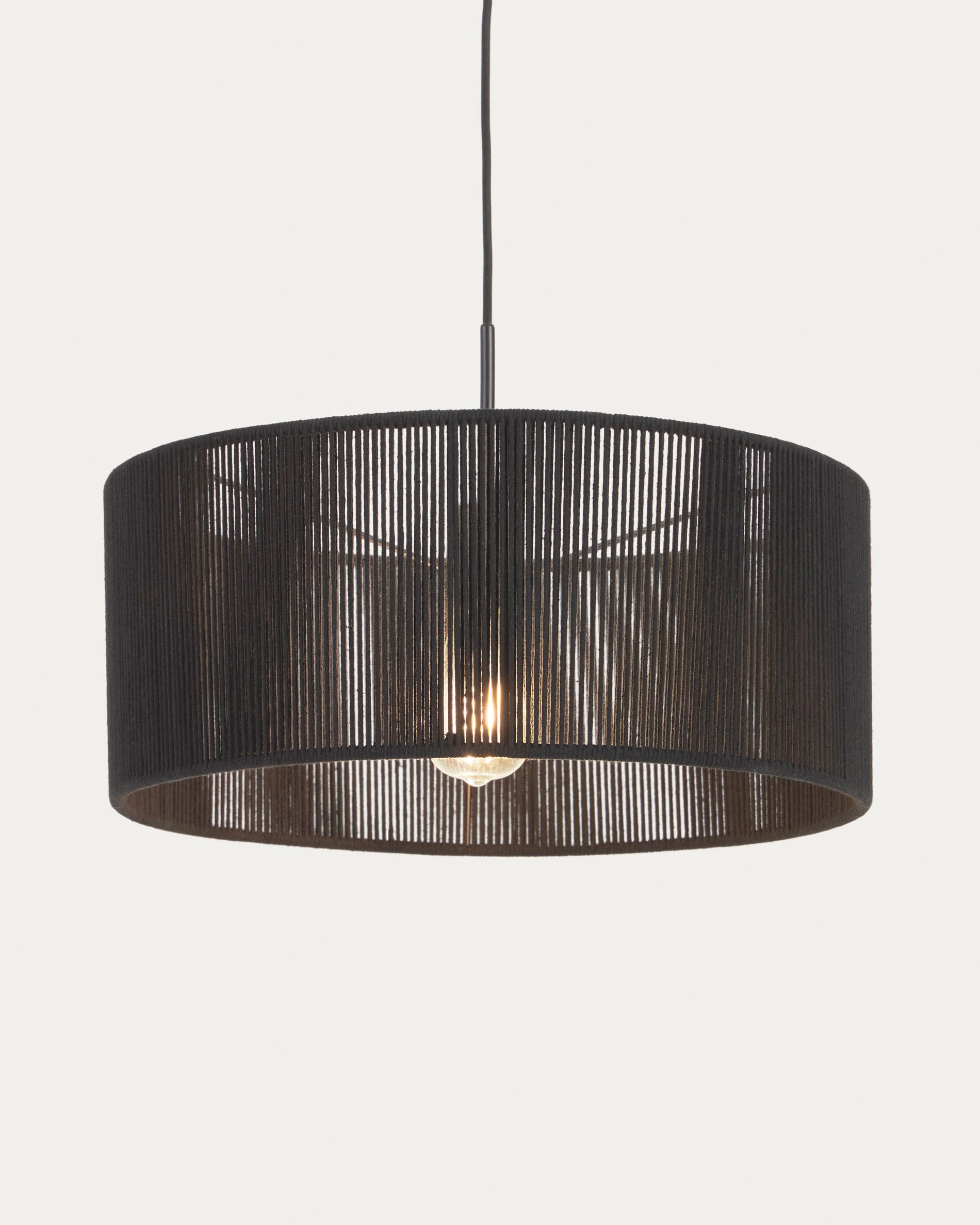 Schwarzer Cantia Lampenschirm aus Baumwolle von Kave Home, Ø 47 cm. Perfekt für einladende Räume mit natürlichem Licht und elegantem Flair.