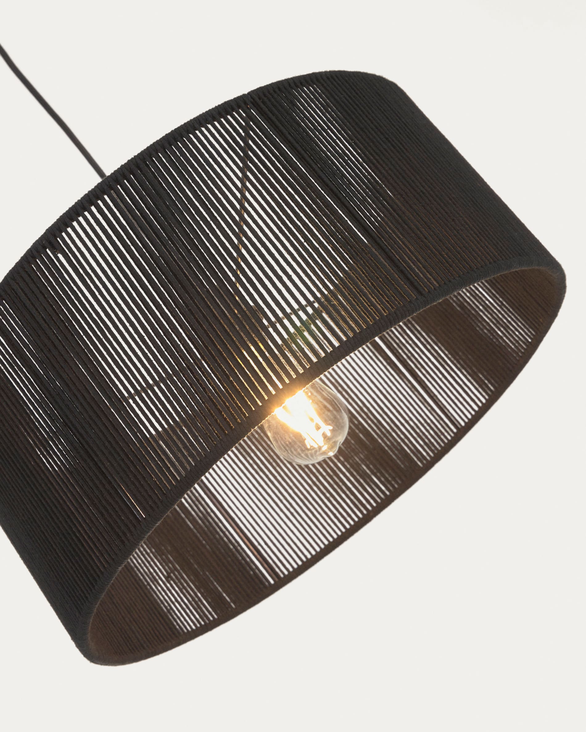 Schwarzer Cantia Lampenschirm aus Baumwolle, Ø 47 cm. Perfekt für moderne Räume, schafft einladendes Licht und stilvolle Akzente.