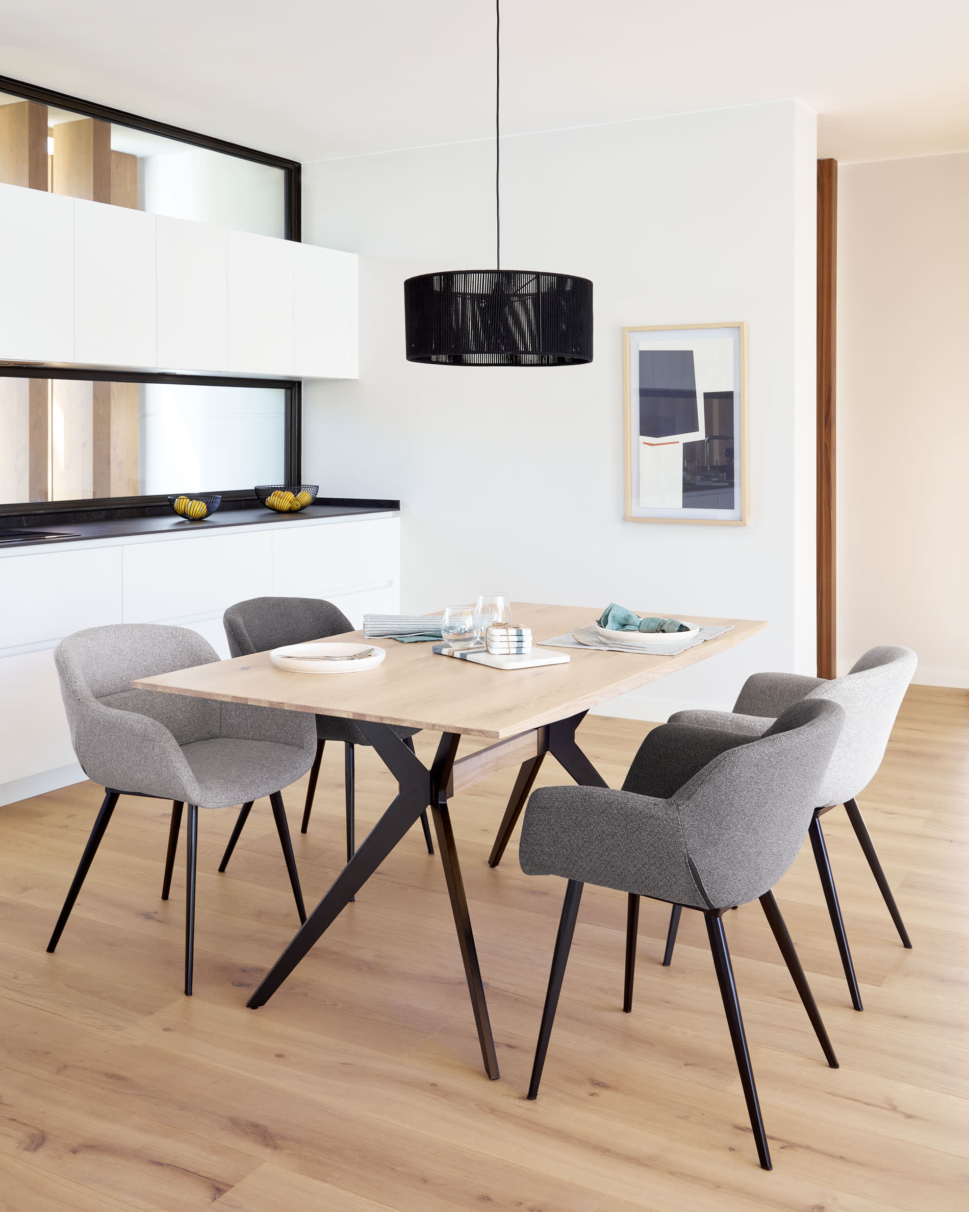 Eleganter schwarzer Lampenschirm aus Baumwolle von Kave Home, Ø 47 cm, ideal für Deckenlampen. Modernes und stilvolles Design.
