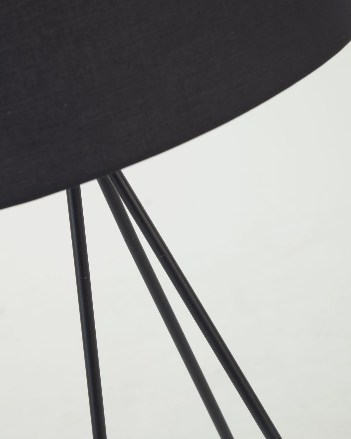 Ikia Stehlampe aus Metall schwarz in Schwarz präsentiert im Onlineshop von KAQTU Design AG. Stehleuchte ist von Kave Home