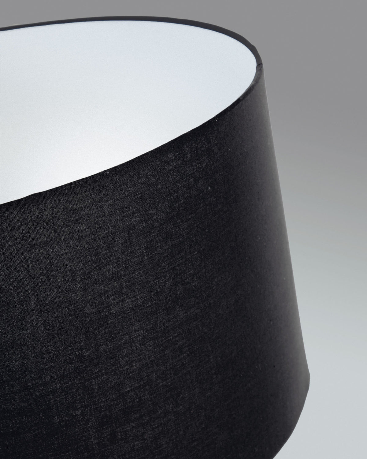 Ikia Stehlampe aus Metall schwarz in Schwarz präsentiert im Onlineshop von KAQTU Design AG. Stehleuchte ist von Kave Home