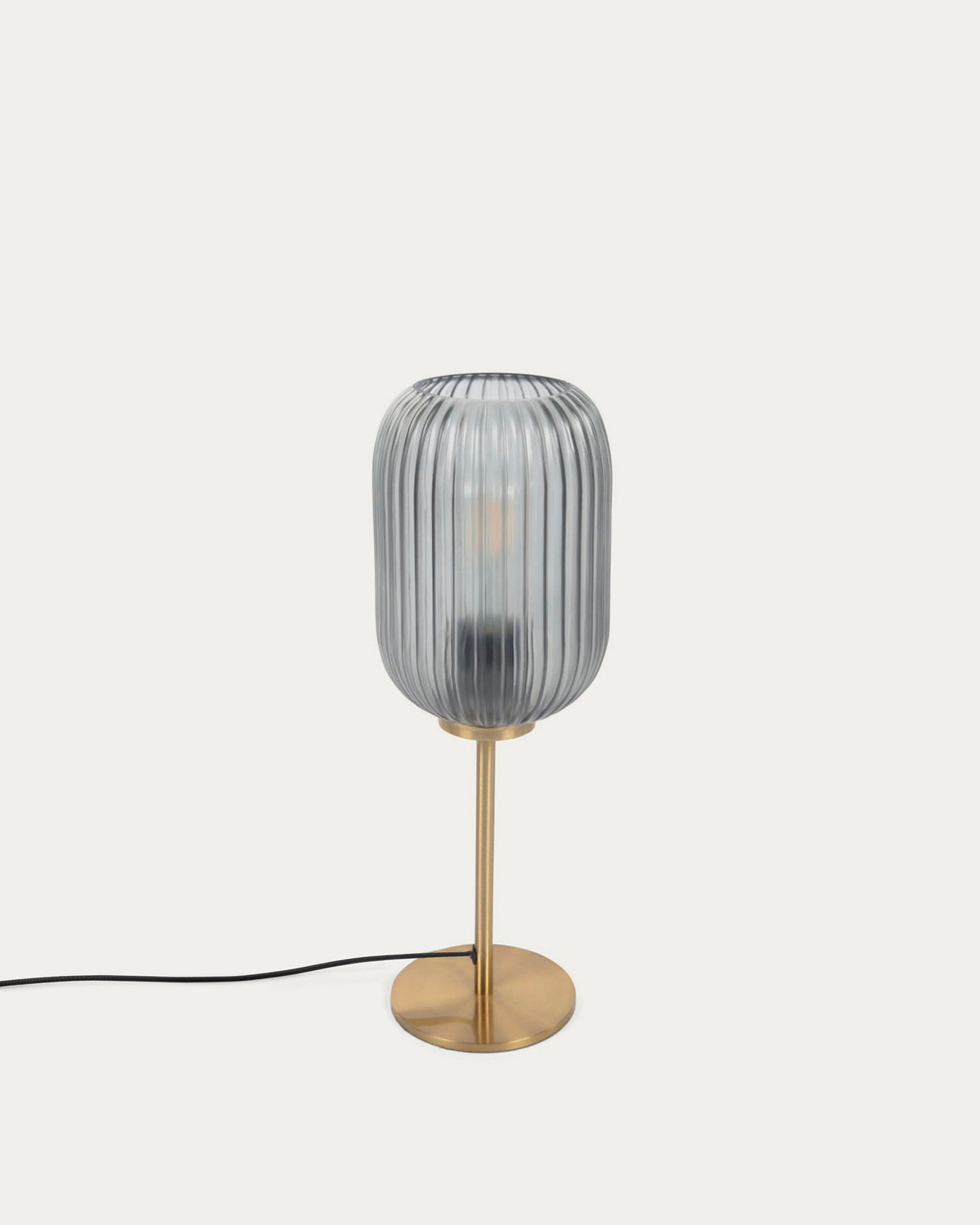 Lampada da tavolo Hestia realizzata in metallo con finitura ottone e vetro grigio