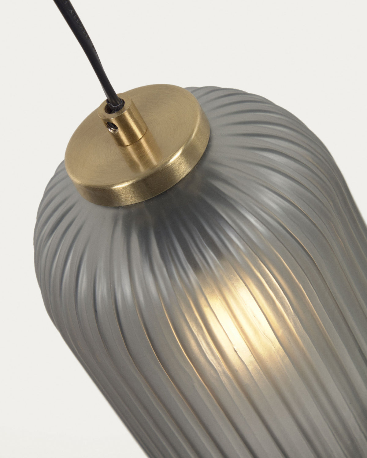 Hestia Deckenlampe aus Metall mit Messing-Finish und grauem Glas in Gold, Transparent präsentiert im Onlineshop von KAQTU Design AG. Pendelleuchte ist von Kave Home