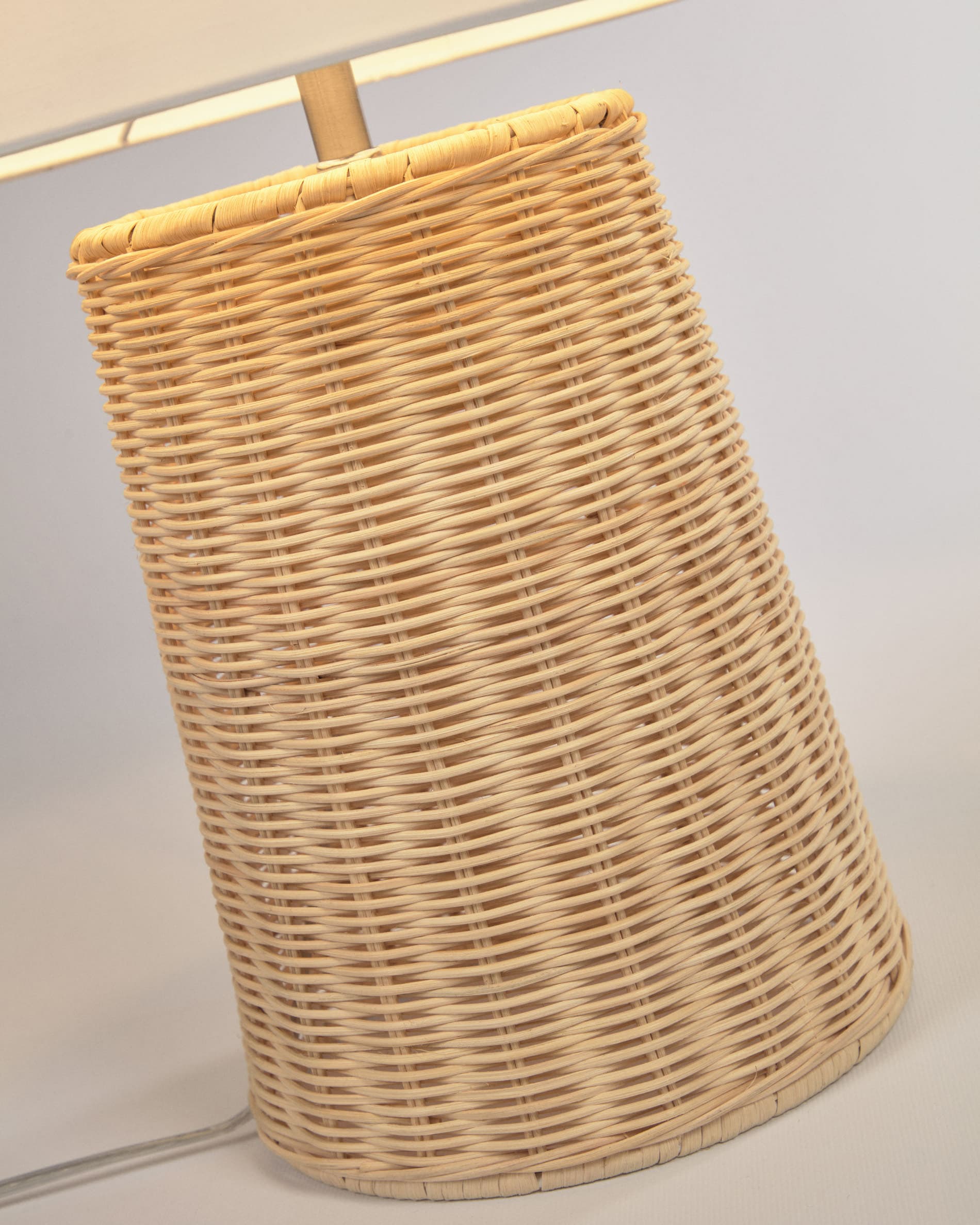 Die Kimjit Tischlampe aus Rattan von Kave Home verleiht Ihrem Raum mit ihrem natürlichen Design und sanftem Licht eine gemütliche Atmosphäre.