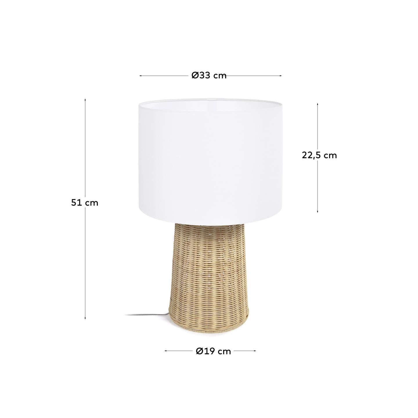 Die Kimjit Tischlampe aus Rattan von Kave Home verleiht Ihrem Raum mit ihrem natürlichen Design und sanftem Licht eine gemütliche Atmosphäre.