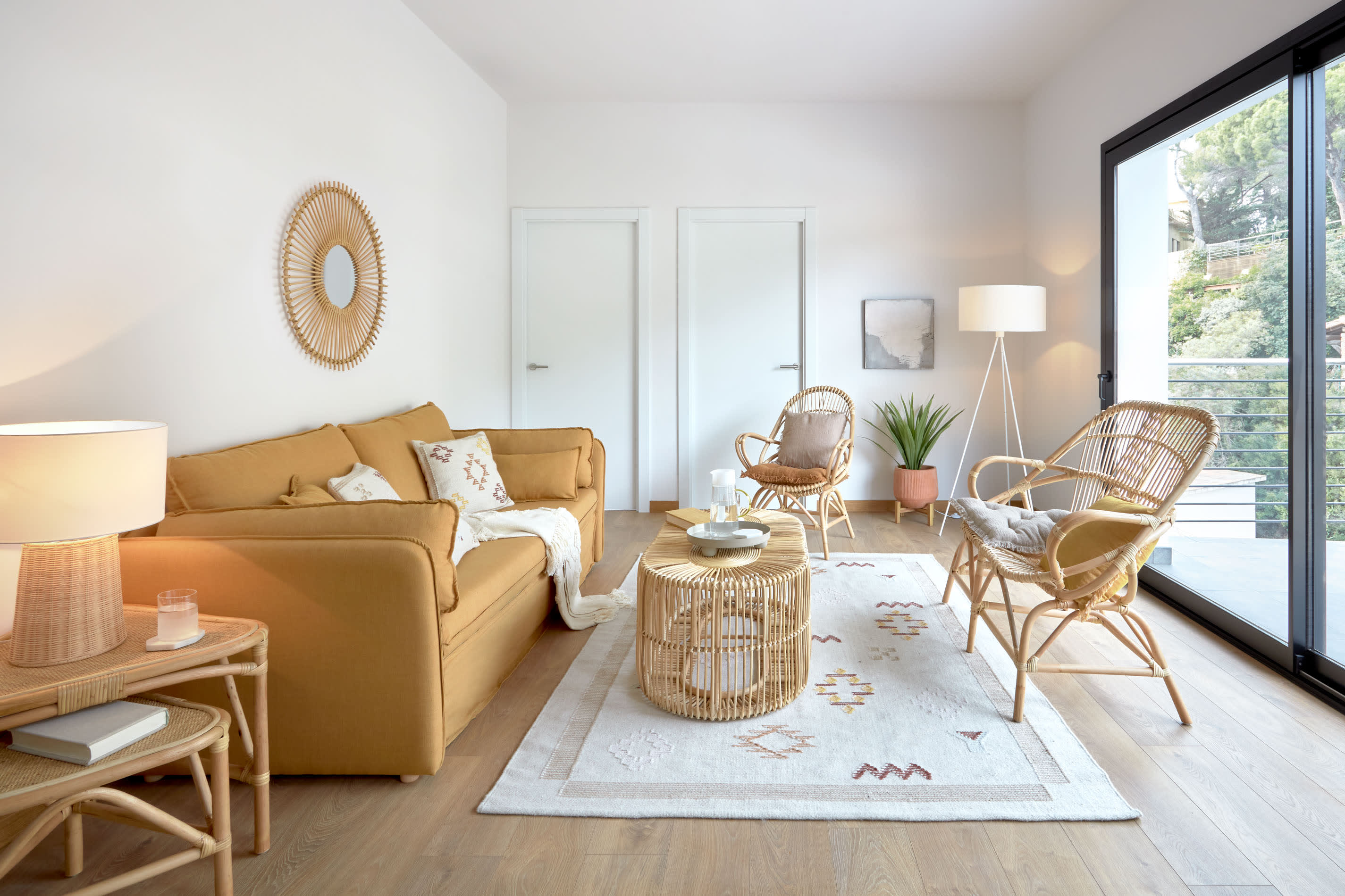 Die Kimjit Tischlampe von Kave Home vereint handgefertigtes Rattan und modernes Design, ideal für eine gemütliche Atmosphäre in jedem Raum.