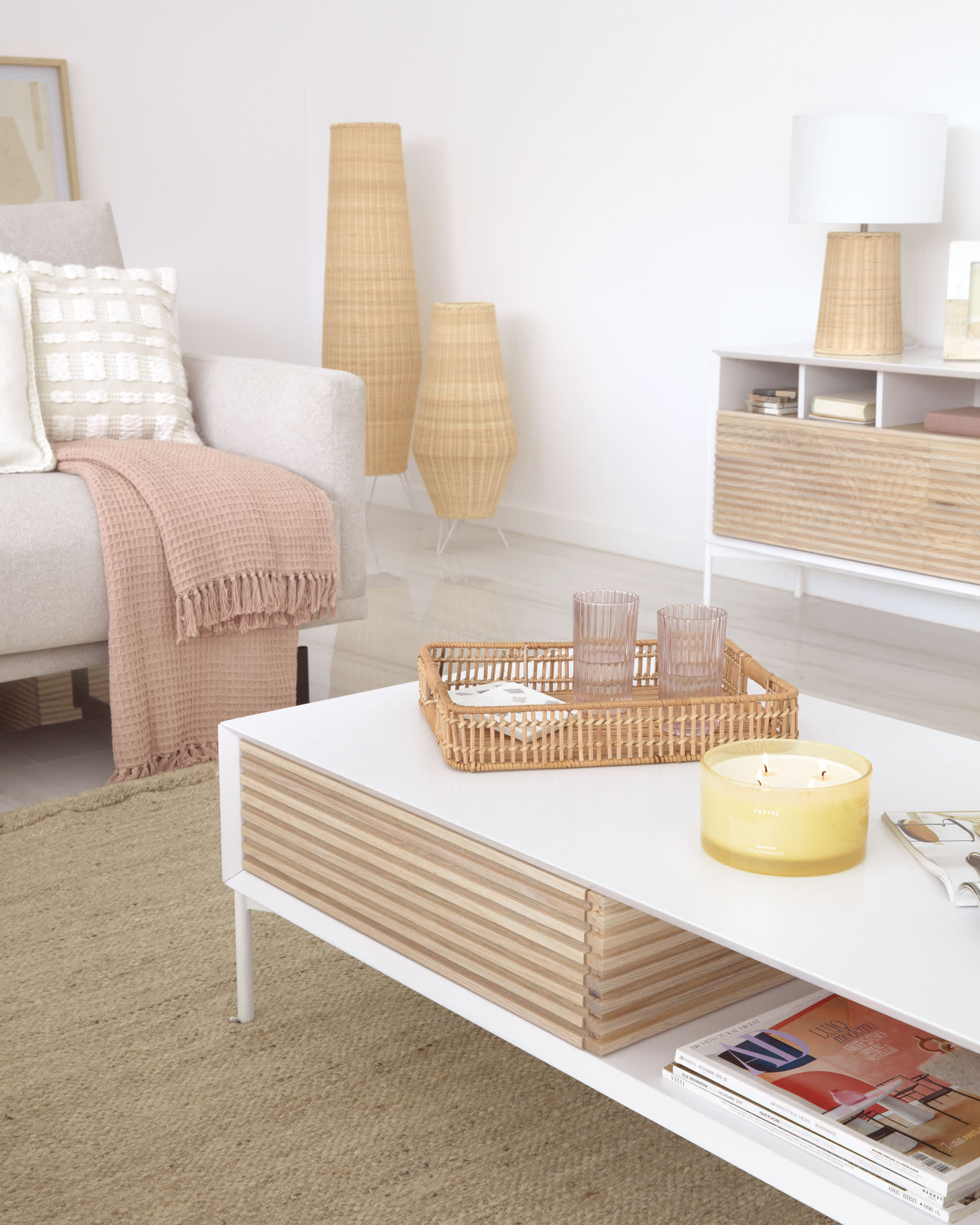 Die Kimjit Tischlampe aus Rattan von Kave Home verleiht Ihrem Raum mit ihrem natürlichen Design und sanftem Licht eine gemütliche Atmosphäre.