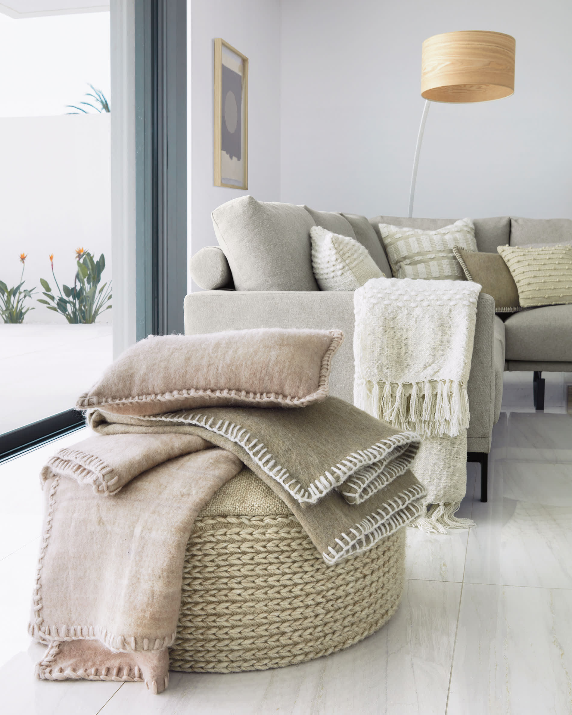 Die Kimjit Tischlampe aus Rattan von Kave Home vereint natürliches Finish mit stilvollem Design und schafft eine warme Atmosphäre.
