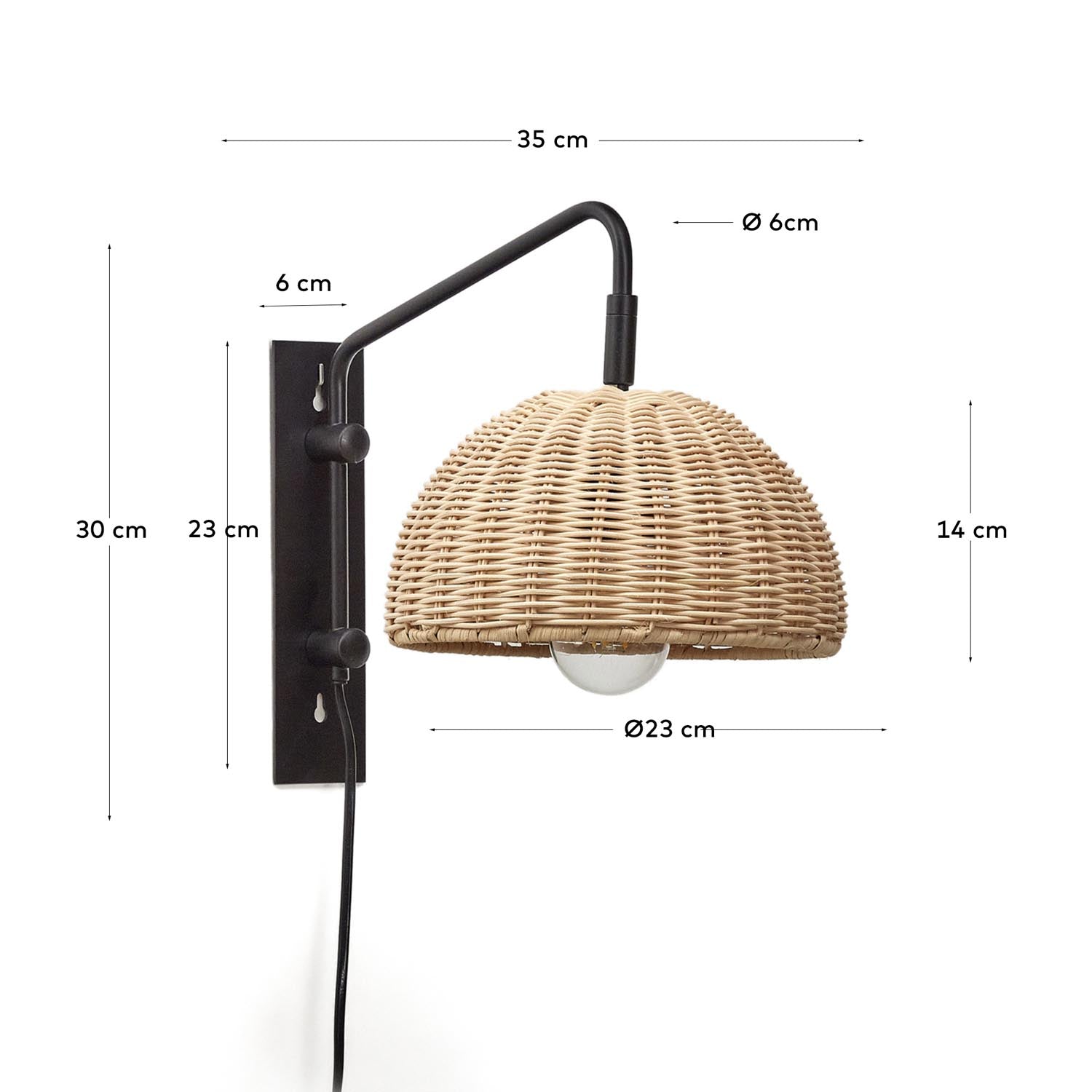 Die Damila Wandleuchte von Kave Home kombiniert elegantes schwarzes Metall mit handgewebtem Rattan und schafft so eine stilvolle Atmosphäre in jedem Raum.