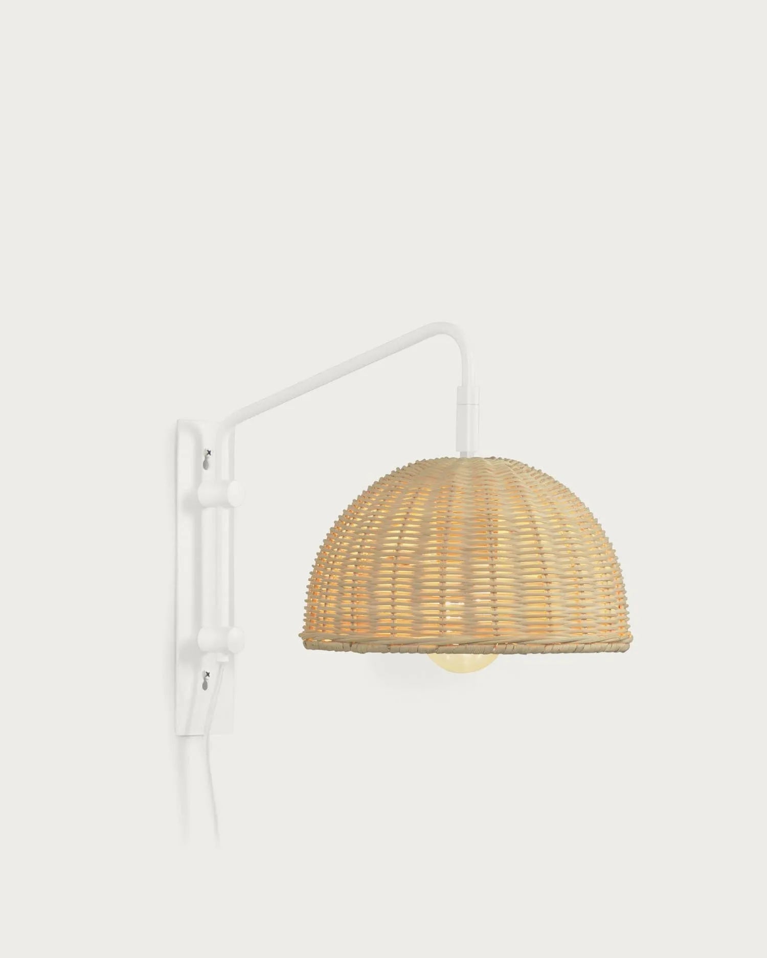 Elegante Damila Wandlampe: Weißes Metall trifft handgeflochtenes Rattan für stilvolle, natürliche Beleuchtung.