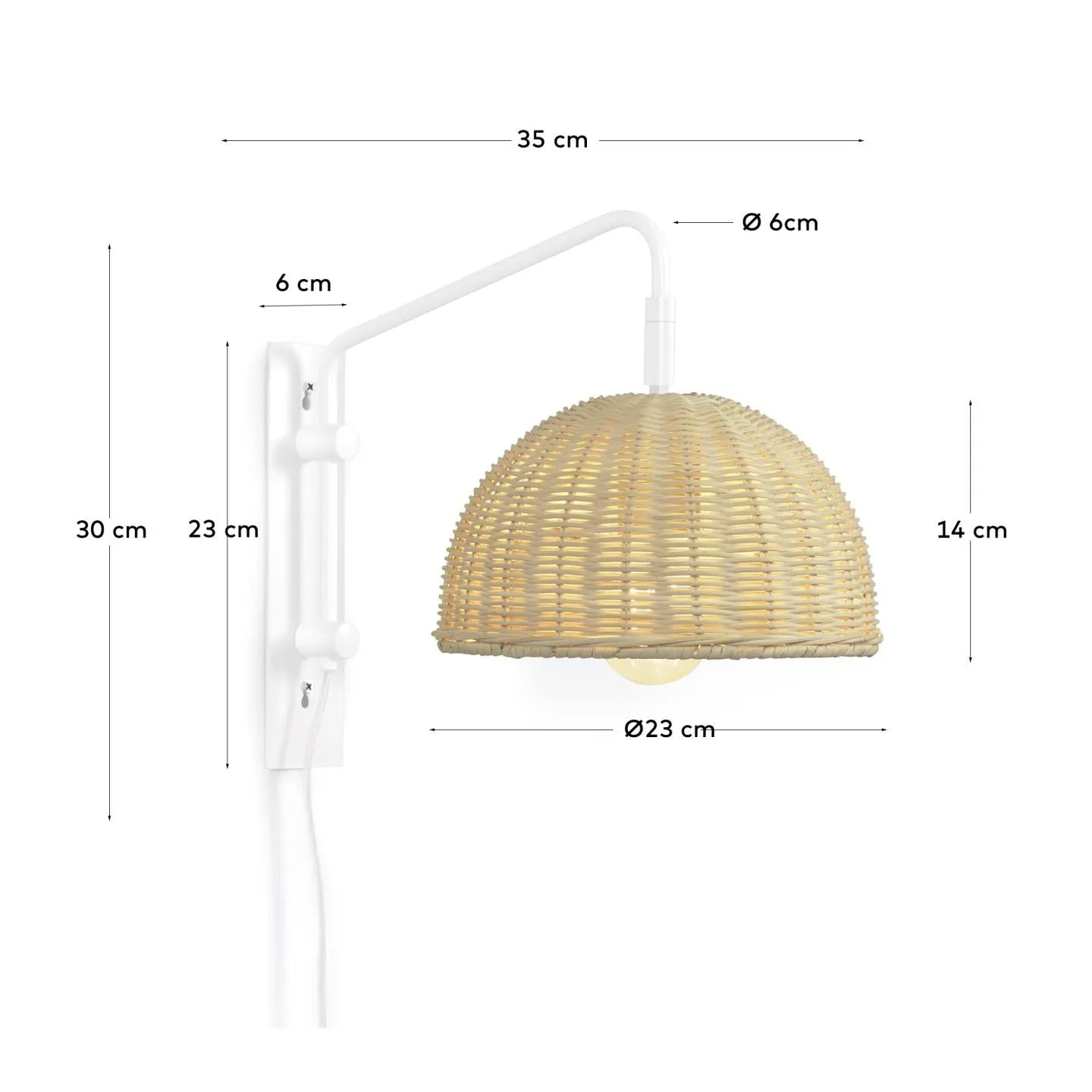 Elegante Wandlampe aus weißem Metall und handgeflochtenem Rattan, die Wärme und Stil in jeden Raum bringt.